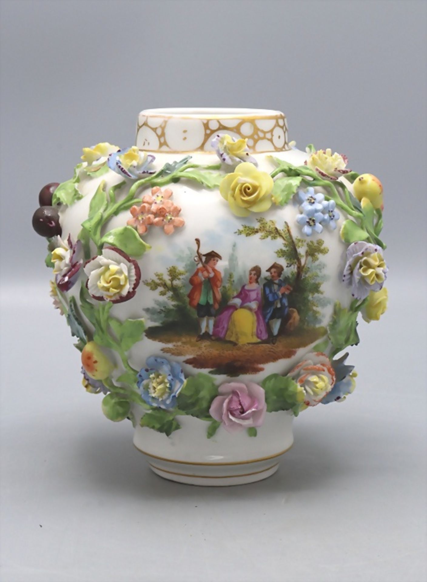 Vase mit plastischen Blüten und Watteau-Szenen / A vase with encrusted flowers and Watteau ... - Image 2 of 7