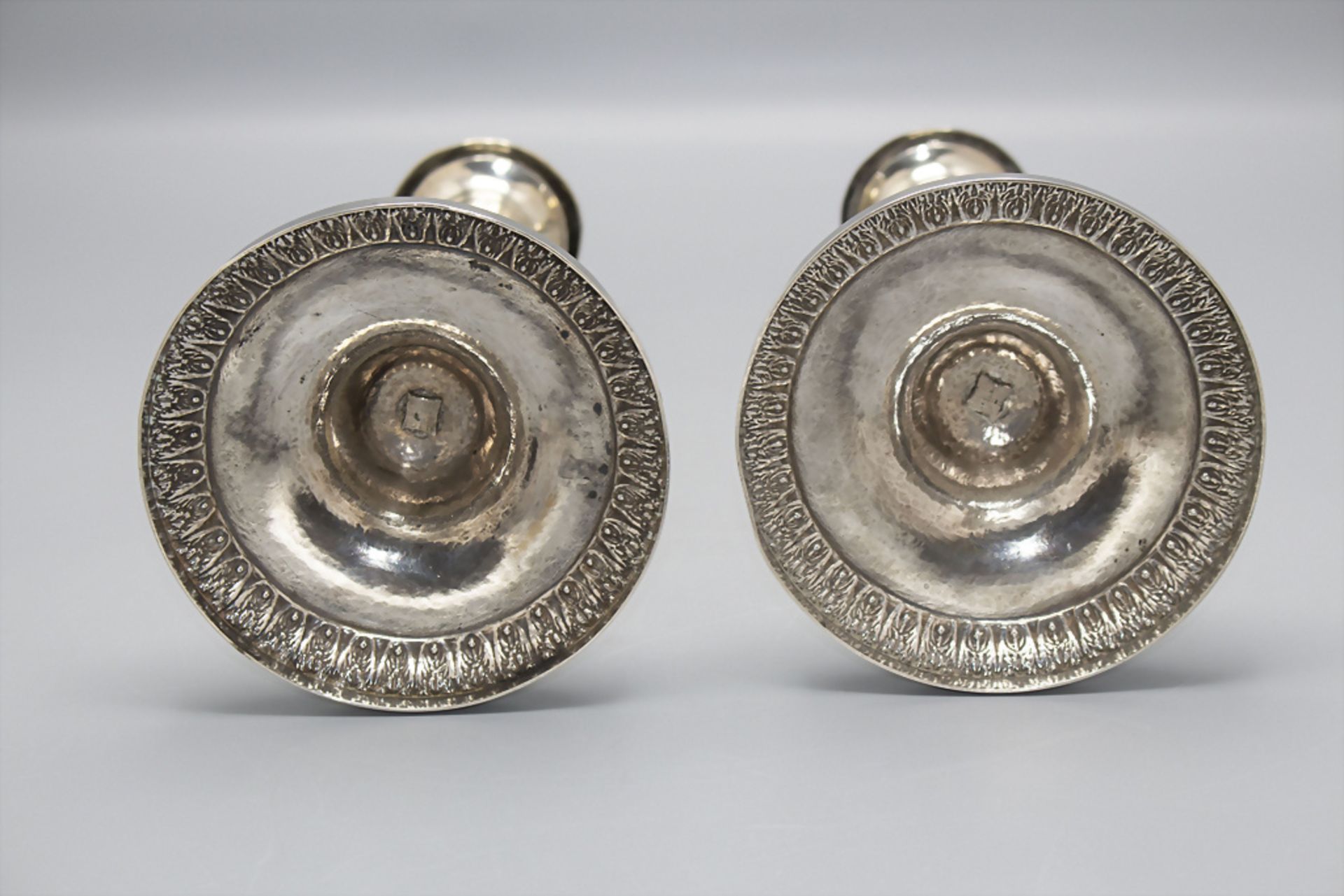 Paar Empire Kerzenleuchter / A pair of Empire silver candlesticks, Belgien, um 1800 - Image 3 of 6