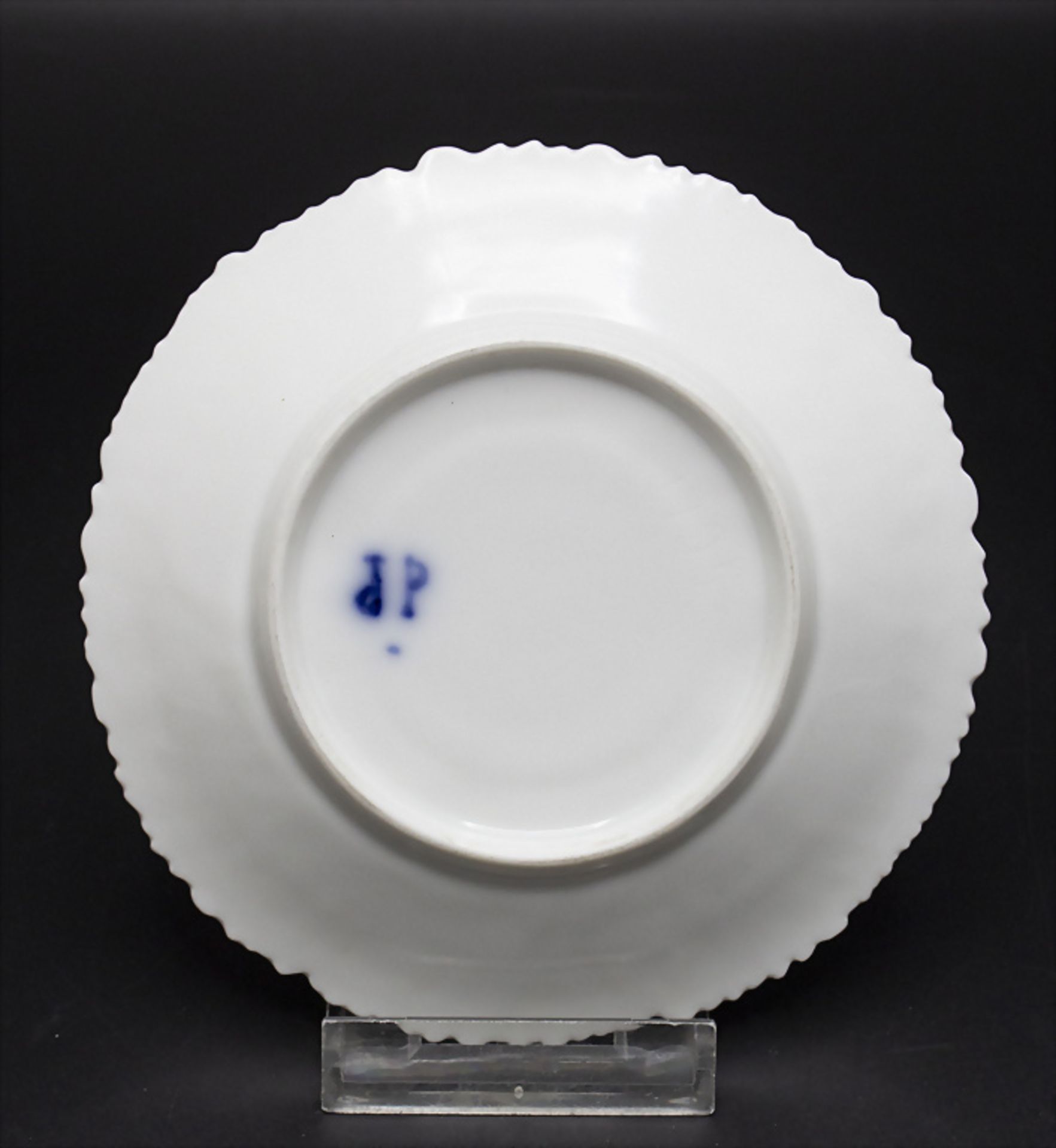 Tasse und UT mit Reliefdekor / A cup and saucer with relief, Jacob Petit (1796-1868), ... - Bild 3 aus 5