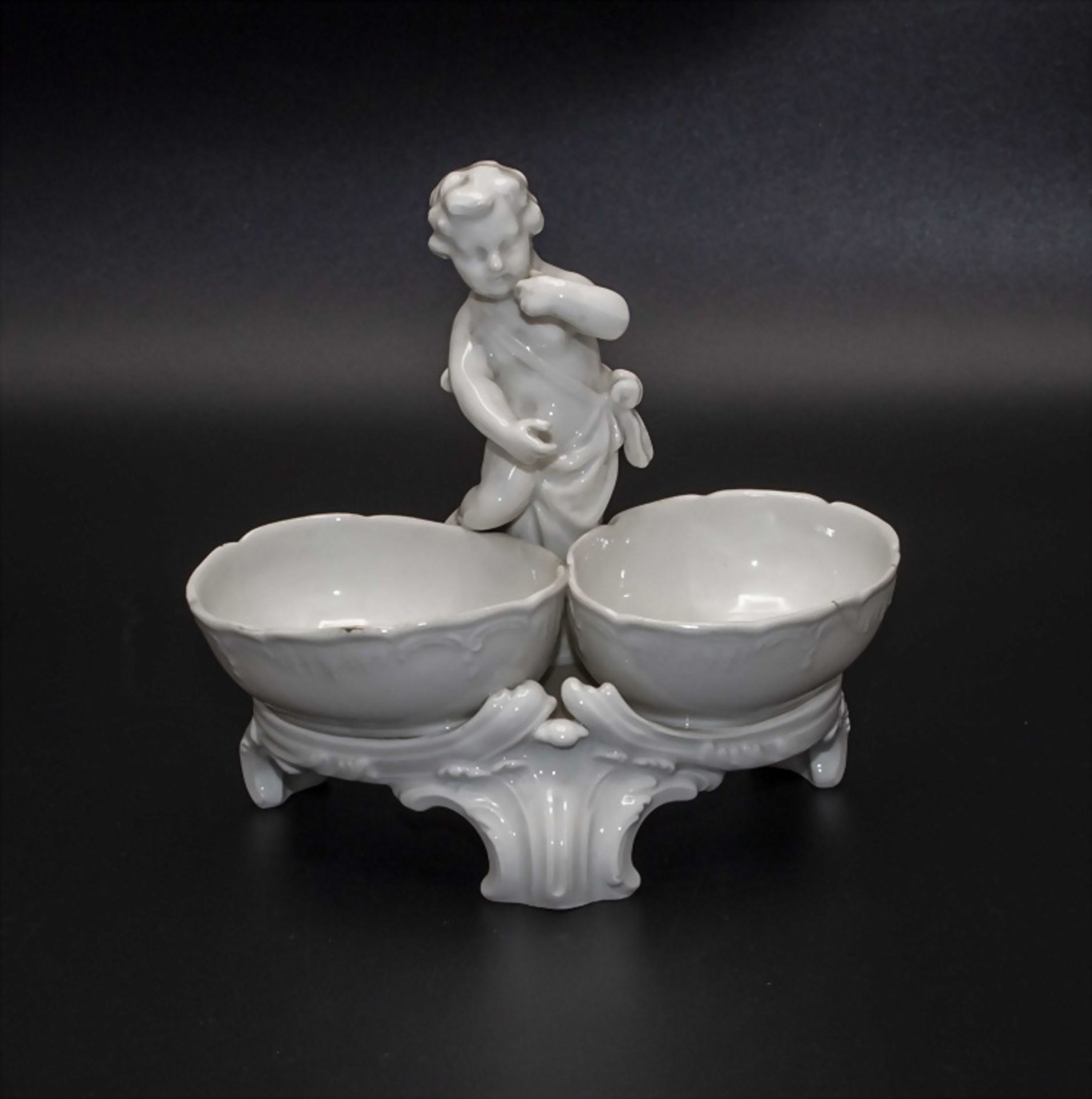 Putto 'Salzlecker' mit Doppelsaliere / A salt licking cherub with salt cellars, KPM Berlin, um 1800