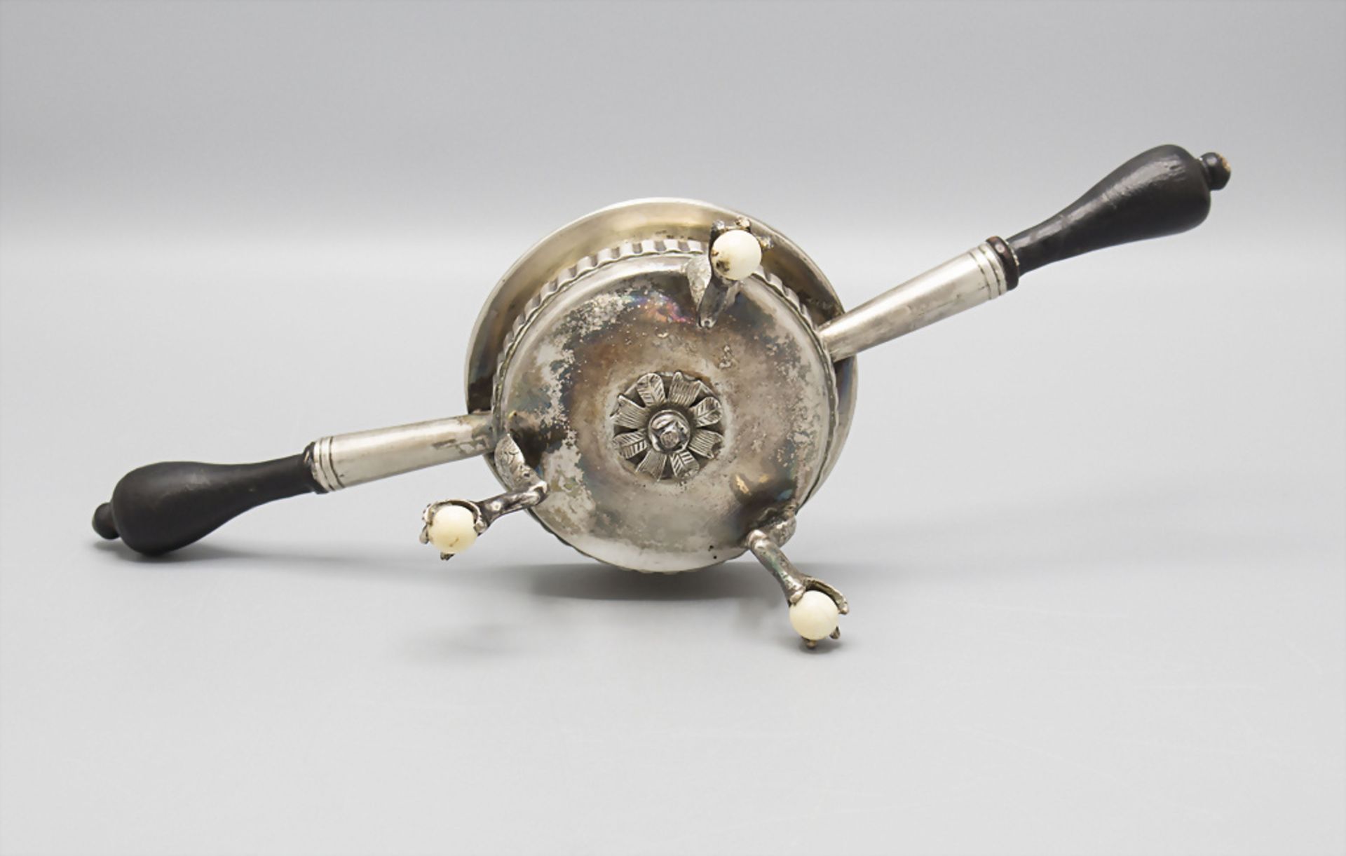 Gewürzschale mit zwei Handhaben / A silver bowl with handles, wohl Südamerika, 19. Jh. - Bild 3 aus 3