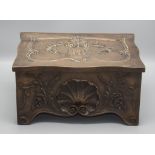 Holzschatulle mit Muschelrocaillen / A wooden casket with shell rocaille, Frankreich, Anfang ...