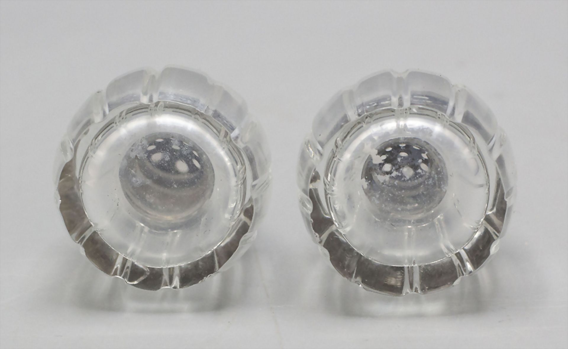 Paar Salzstreuer / A pair of glass salt cellars with silver mount, Frankreich, Mitte 20. Jh. - Image 2 of 3
