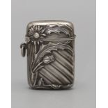 Jugendstil Streichholzetui mit Löwenzahn / An Art Nouveau silver match holder with dandilions, ...