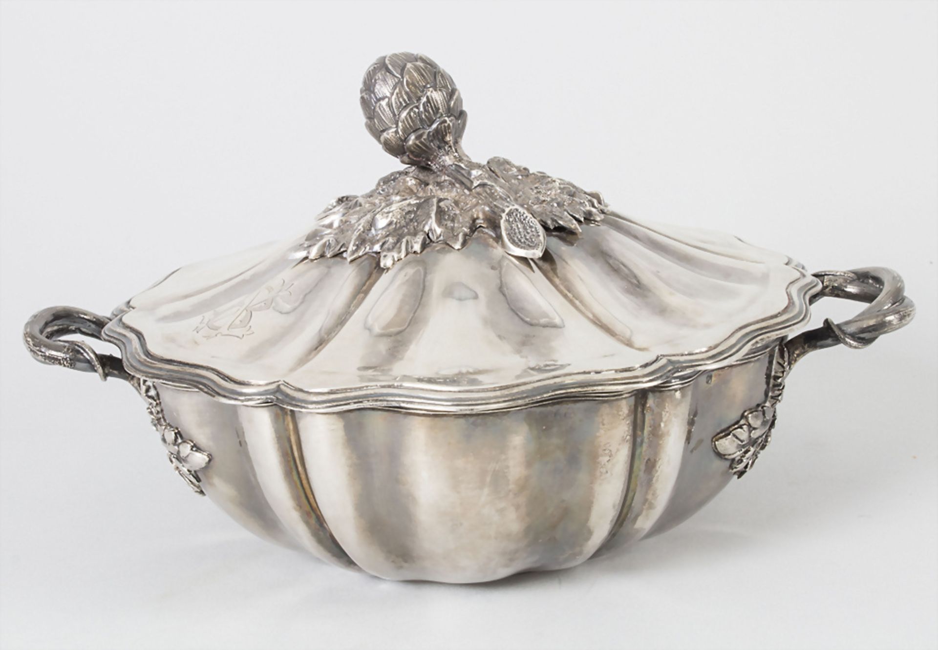 Deckelterrine / A covered silver tureen / Un légumier en argent, Paillard Freres, Paris, 1868-1888 - Bild 3 aus 12