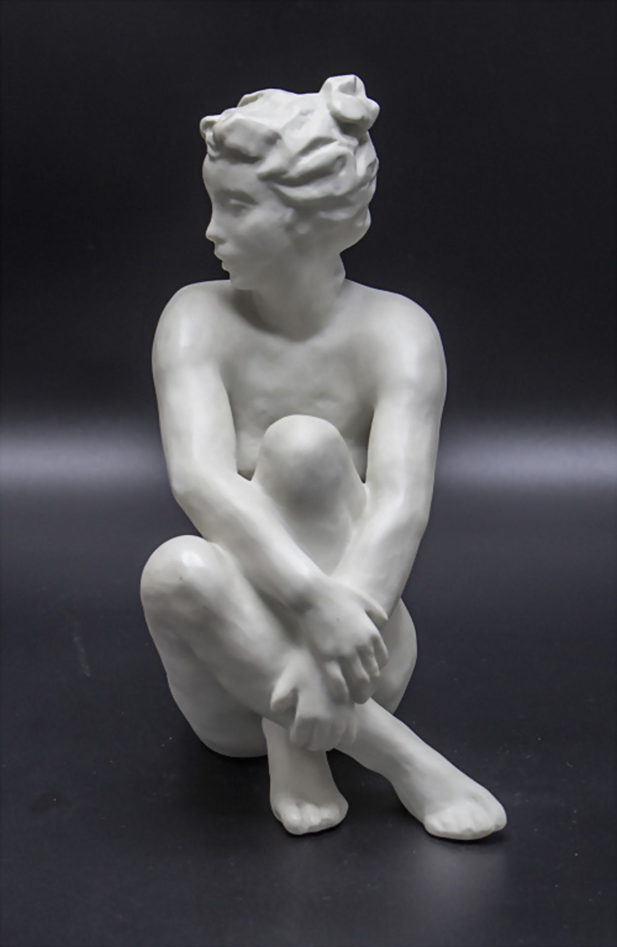 Porzellan Akt 'Die Sitzende' / A porcelain sculpture of a sitting nude, Lore Friedrich-Gronau, ... - Image 2 of 5