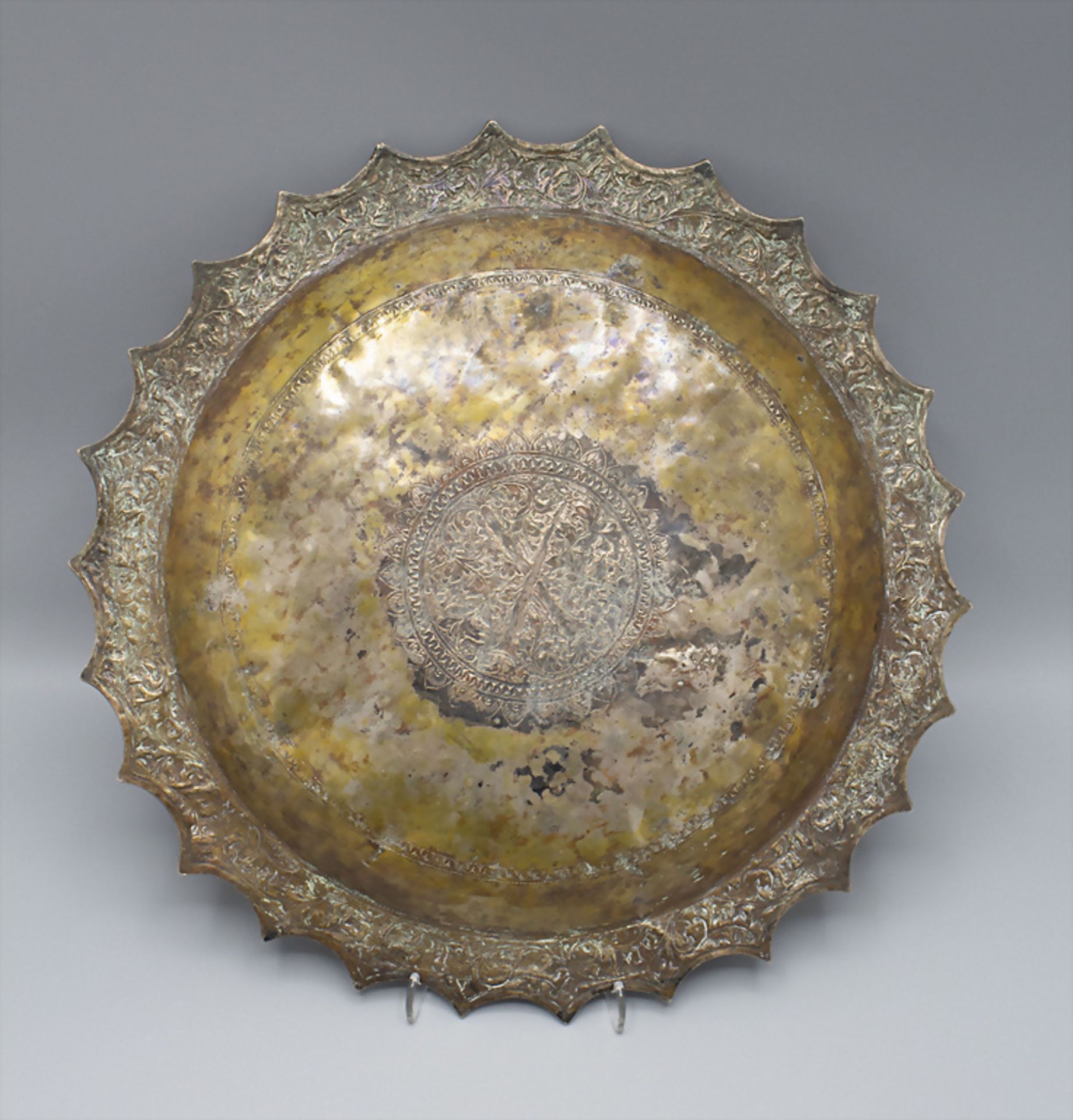 Silberplatte mit zwei gekreuzten Kris / A silver platter with two crossed kris, Südostasien, ... - Bild 4 aus 4