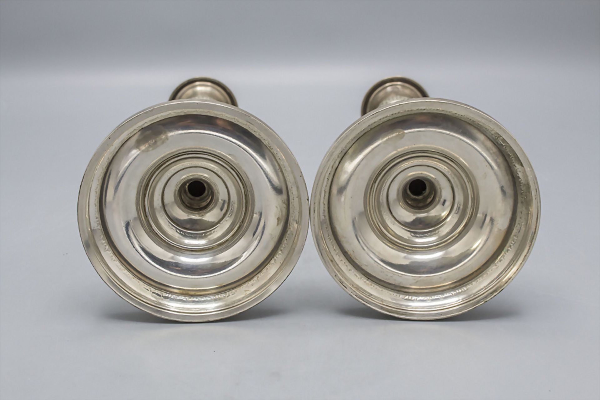 Paar Kerzenleuchter / A pair of silver candleholders, Italien / Florenz, nach 1944 - Bild 2 aus 4