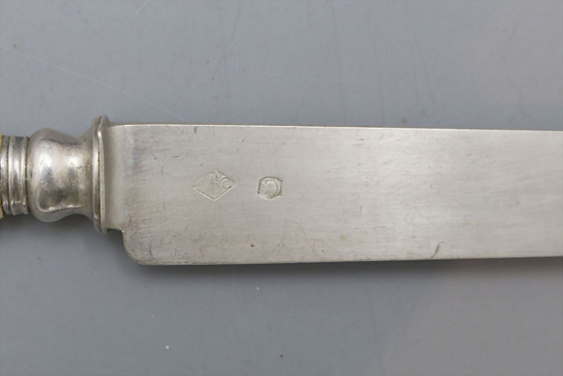 12 Obst-/Dessertmesser / 12 silver fruit/dessert knives with box, Louis Cochon, Paris, Ende 19. Jh. - Bild 3 aus 3