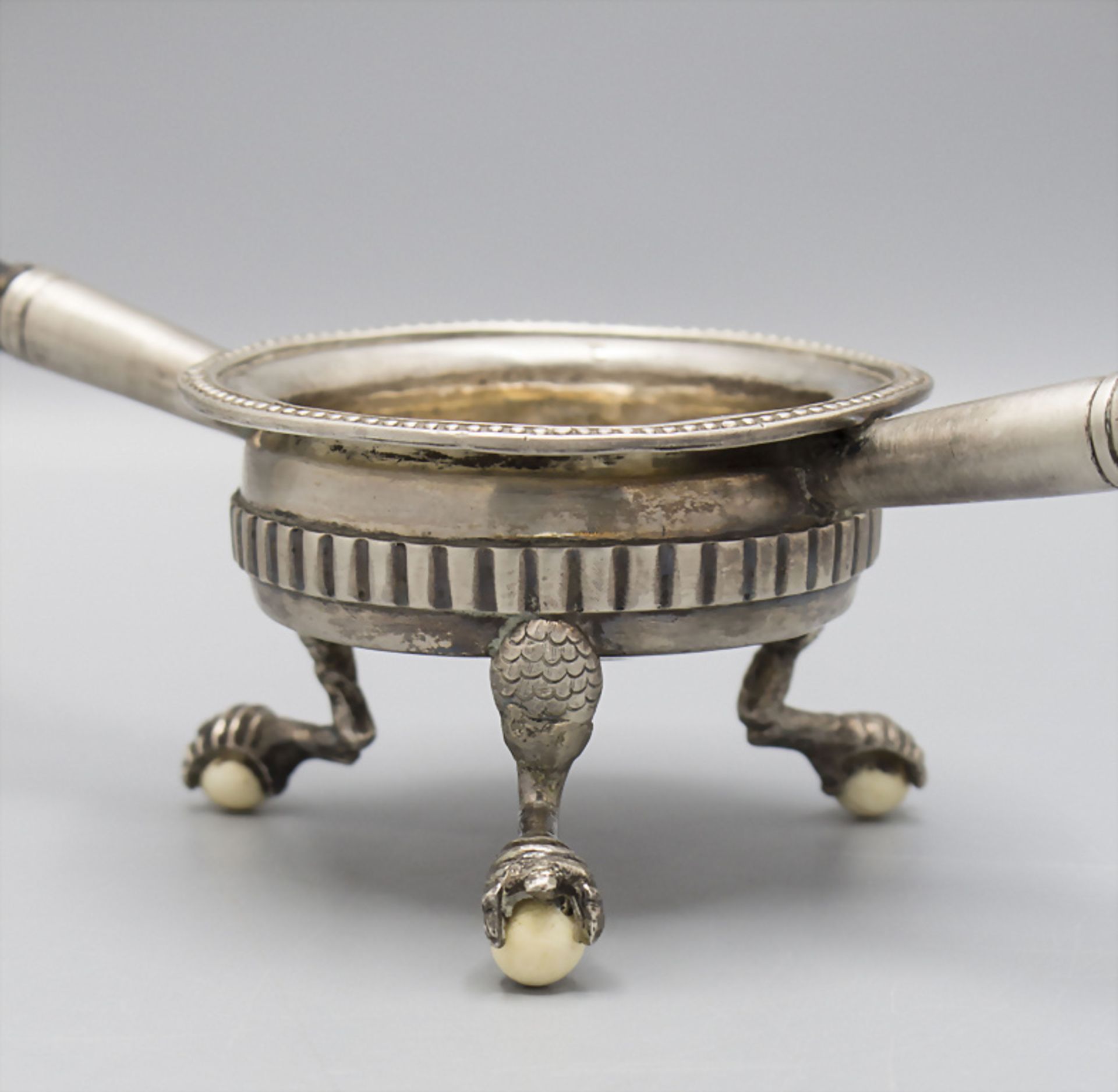 Gewürzschale mit zwei Handhaben / A silver bowl with handles, wohl Südamerika, 19. Jh. - Bild 2 aus 3
