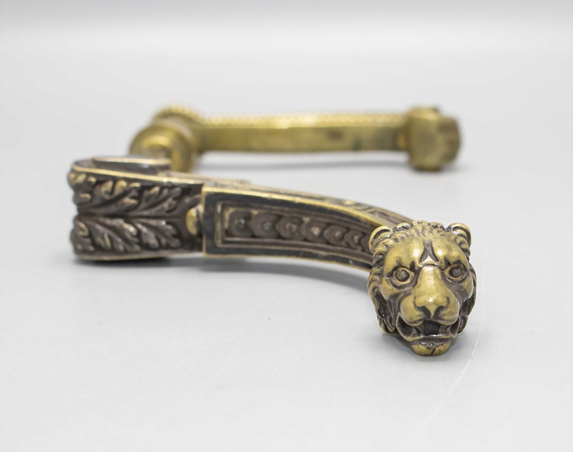 Empire Bronze Türgriff mit Löwenkopf / An Empire bronze doorhandle with a lion's head, ... - Image 3 of 4