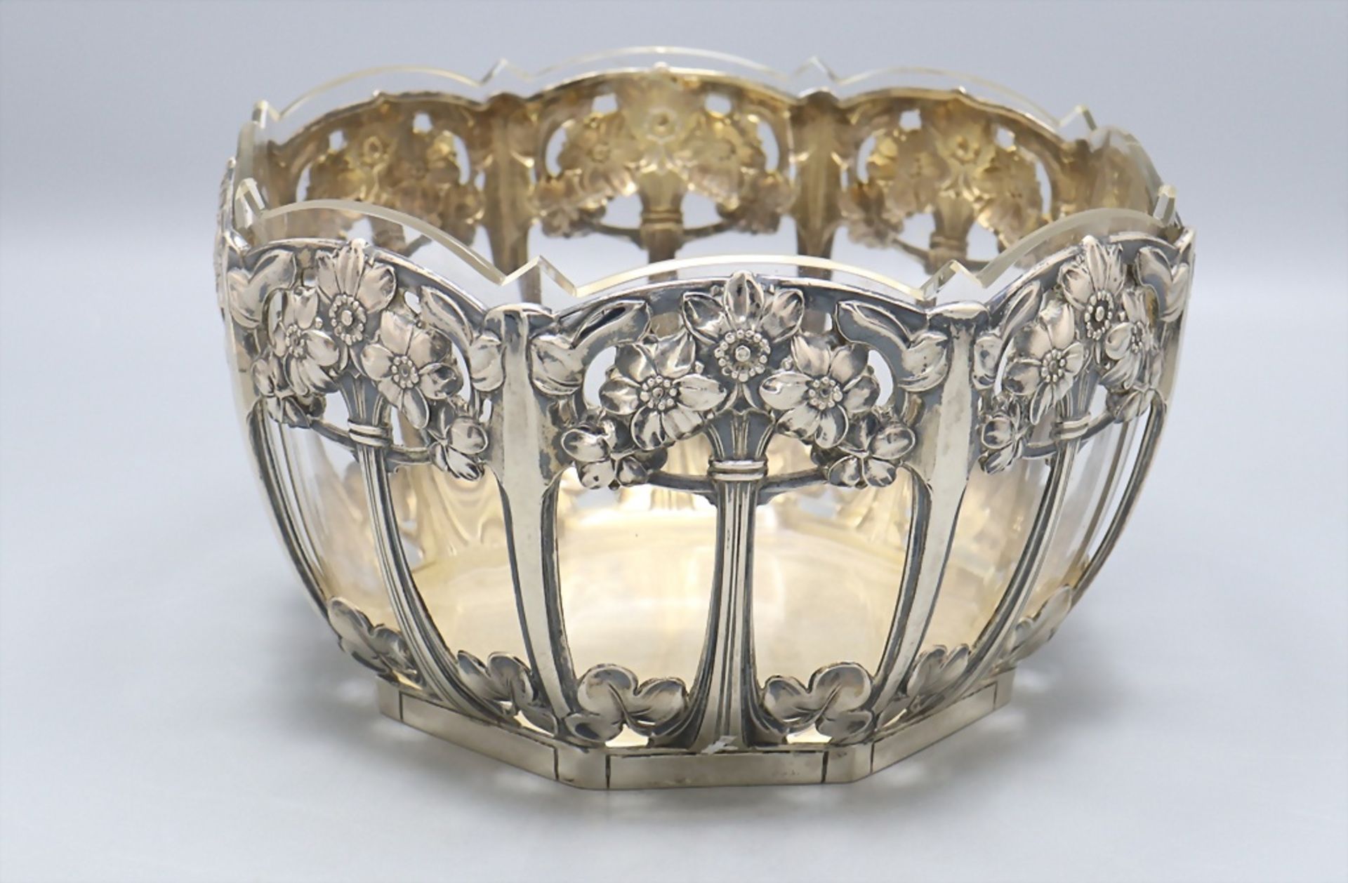 Jugendstil Obstschale mit Narzissen und Klee / An Art Nouveau silver fruit bowl with daffodils ...