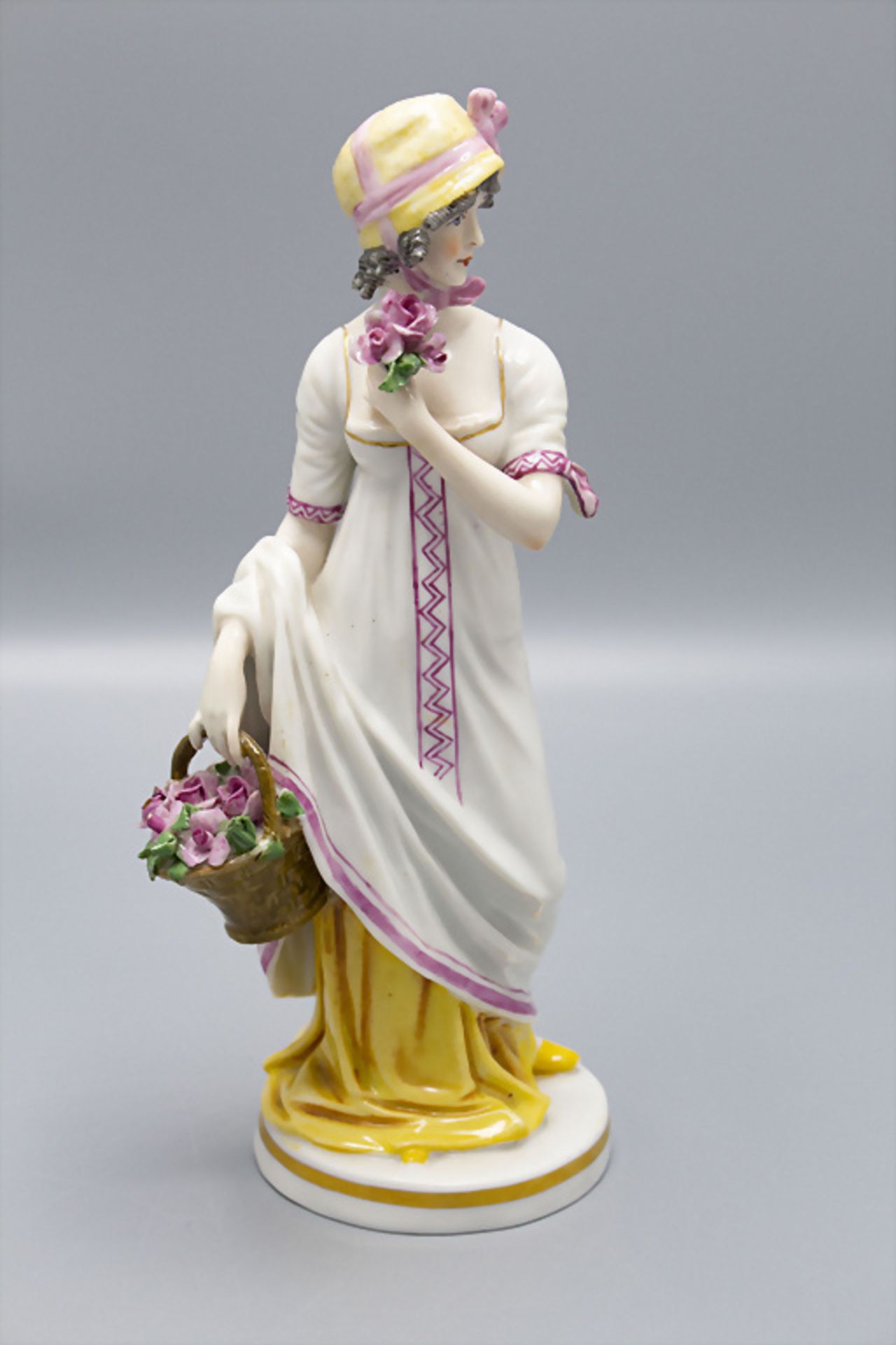 Jugendstil Figur 'Junge Dame mit Blumenkorb' / An Art Nouveau porcelain figure of a young lady ... - Bild 2 aus 6