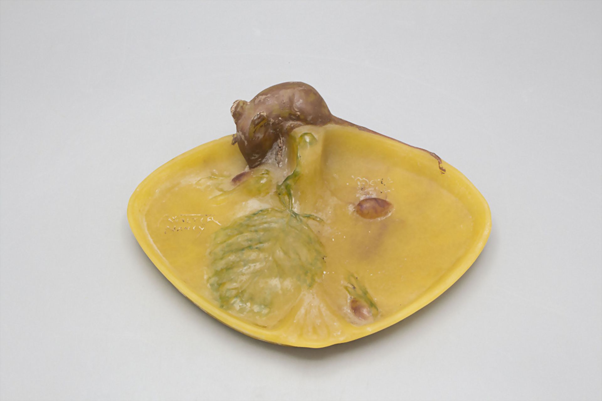 Ablageschale 'Maus mit Haselnüssen' / Vide poche avec une souris / A pate-de verre tray with a ...