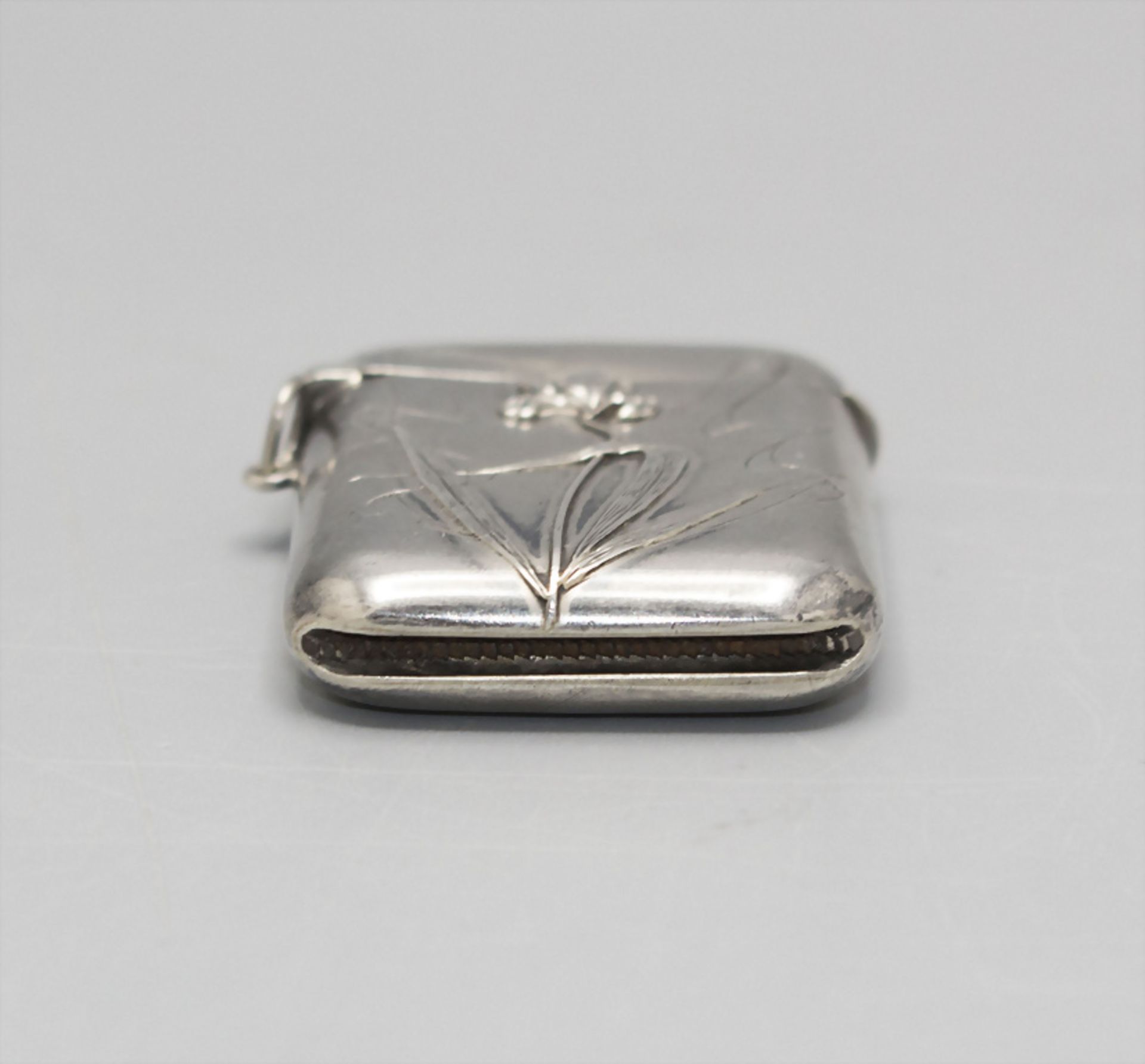 Jugendstil Streichholzetui mit Schwertlilie / A silver Art Nouveau vesta case with an iris, ... - Image 4 of 4