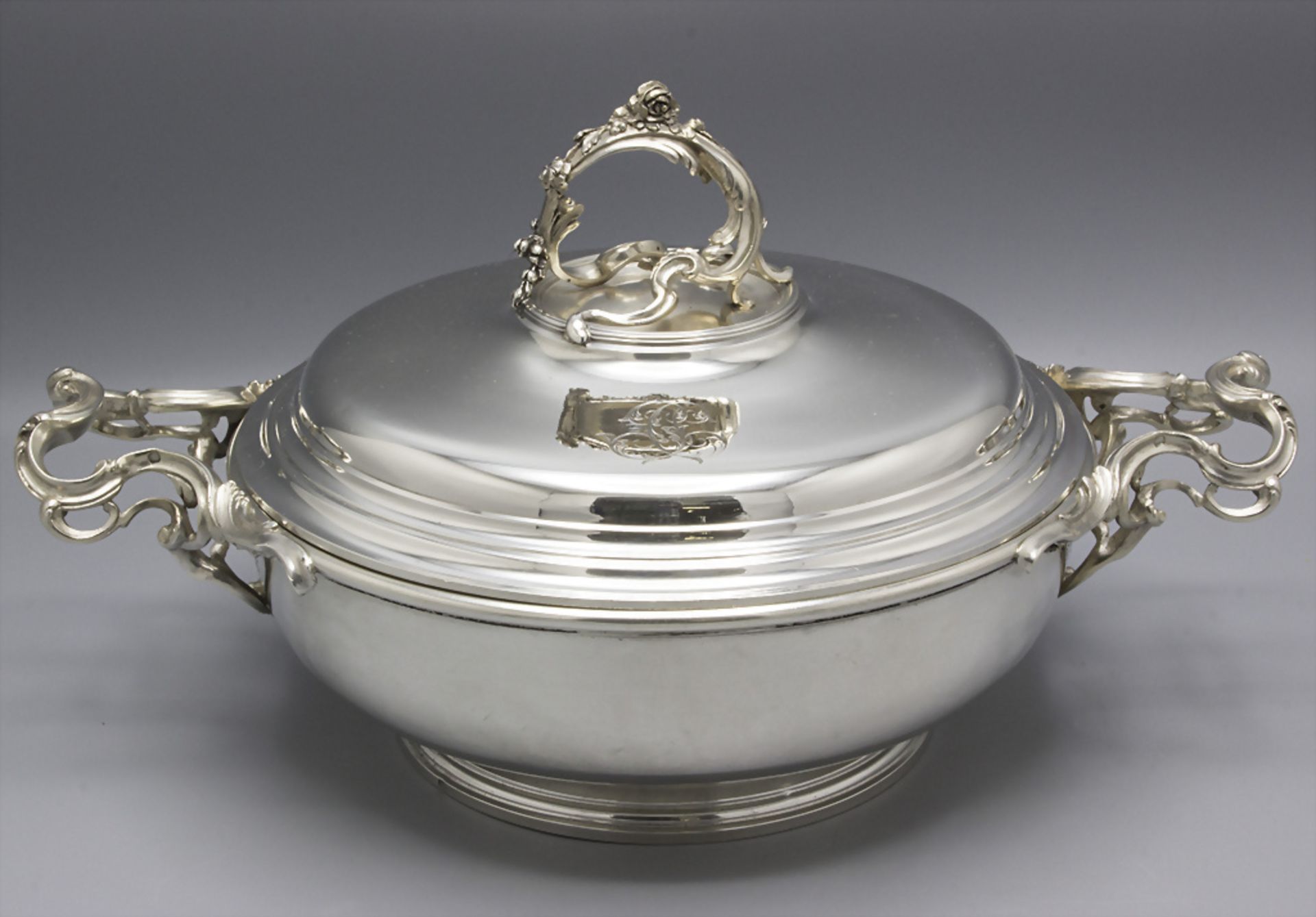 Legumier / Wöchnerinnenschüssel / A silver vegetable tureen cover, Alphonse DEBAIN, Paris, um 1890 - Bild 4 aus 12