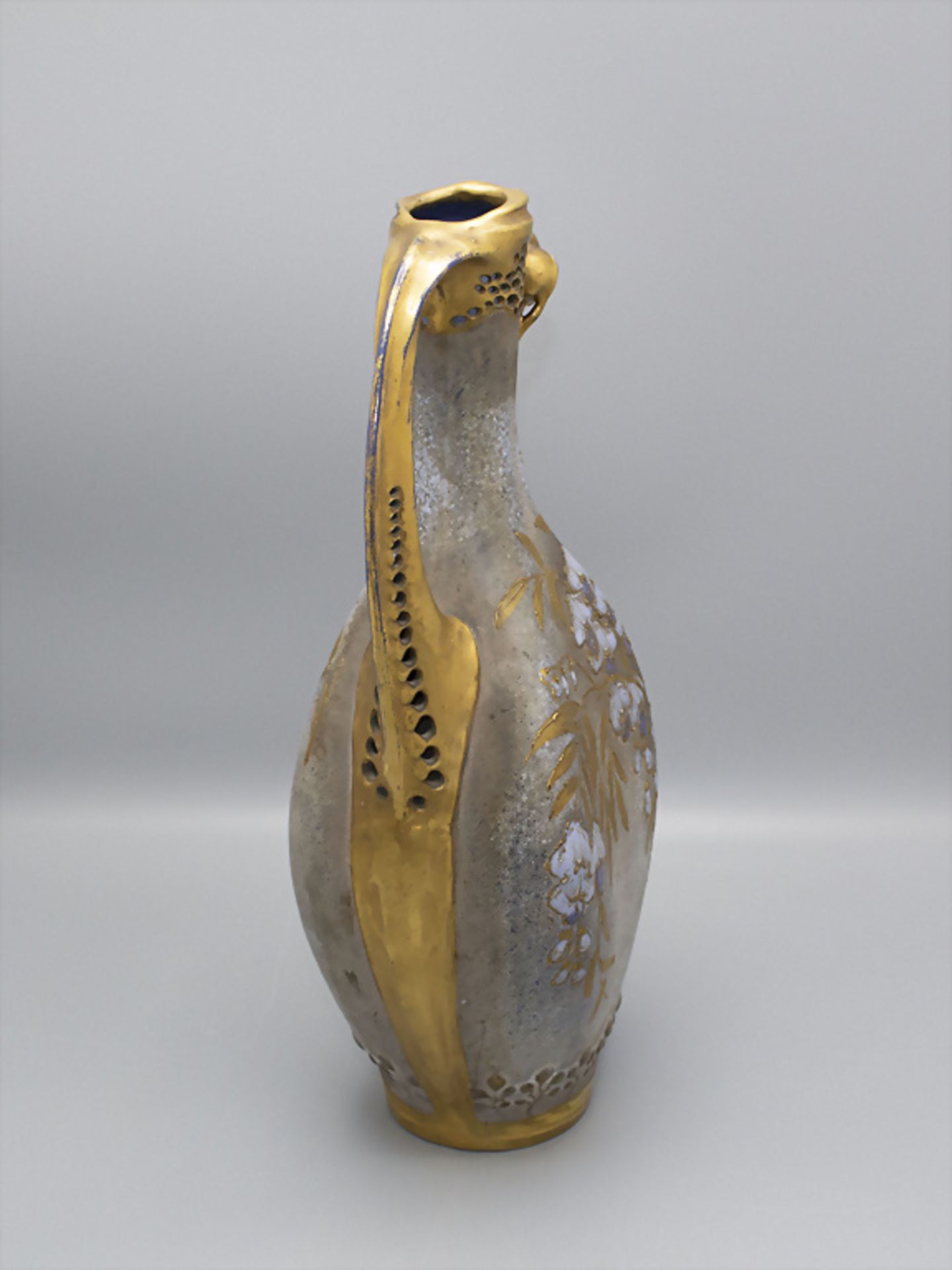 Jugendstil Henkelvase bzw. Kanne mit Blauregen / An Art Nouveau decorative vase or jug with ... - Bild 3 aus 6