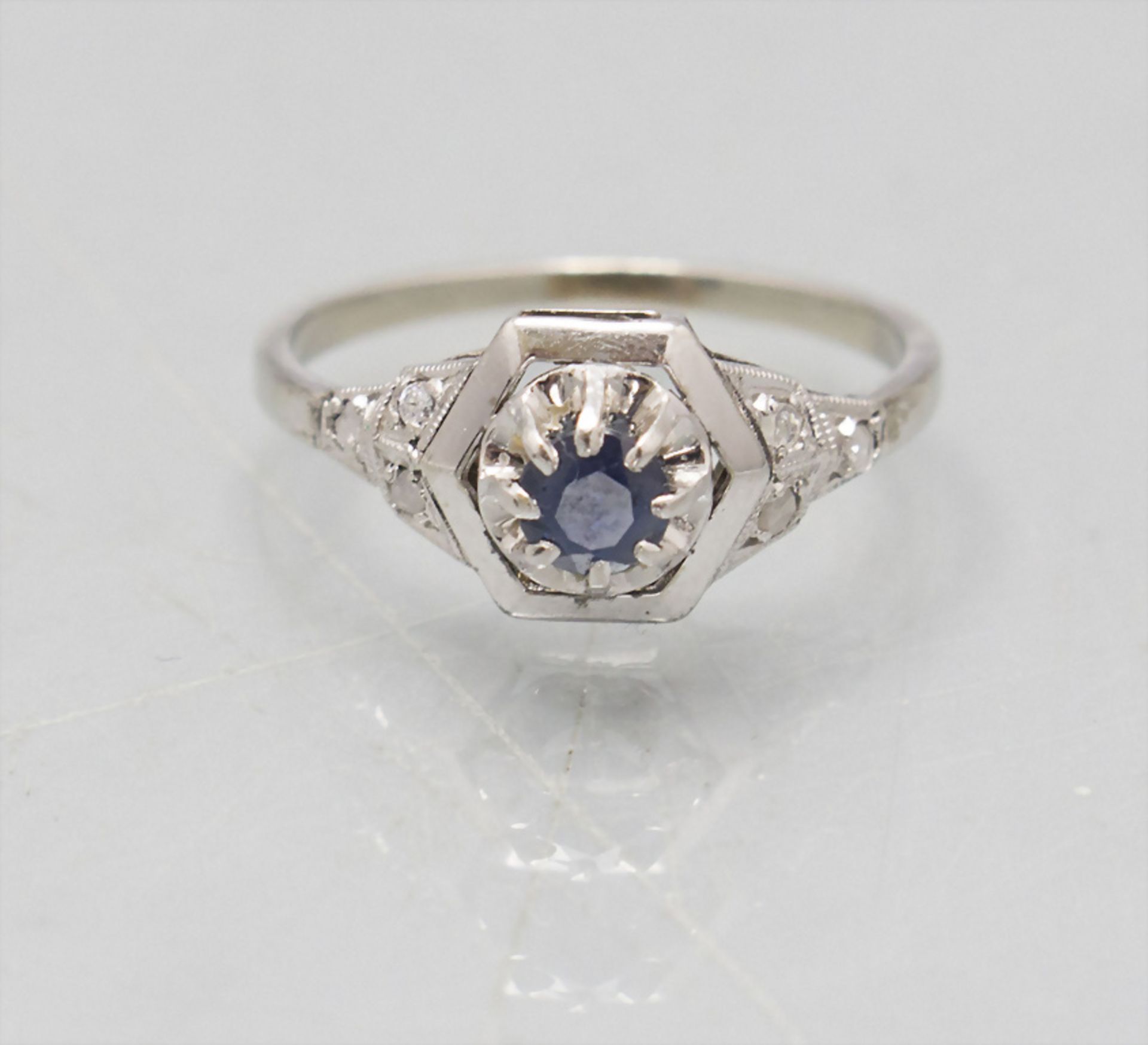 Damenring mit Diamanten und Saphir / A ladies 18 ct gold ring with diamonds and sapphire