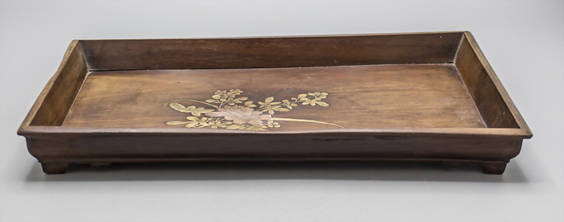 Holztablett auf vier Füßen mit Floraldekor / A footed wooden tray with floral inlays, ... - Image 2 of 6