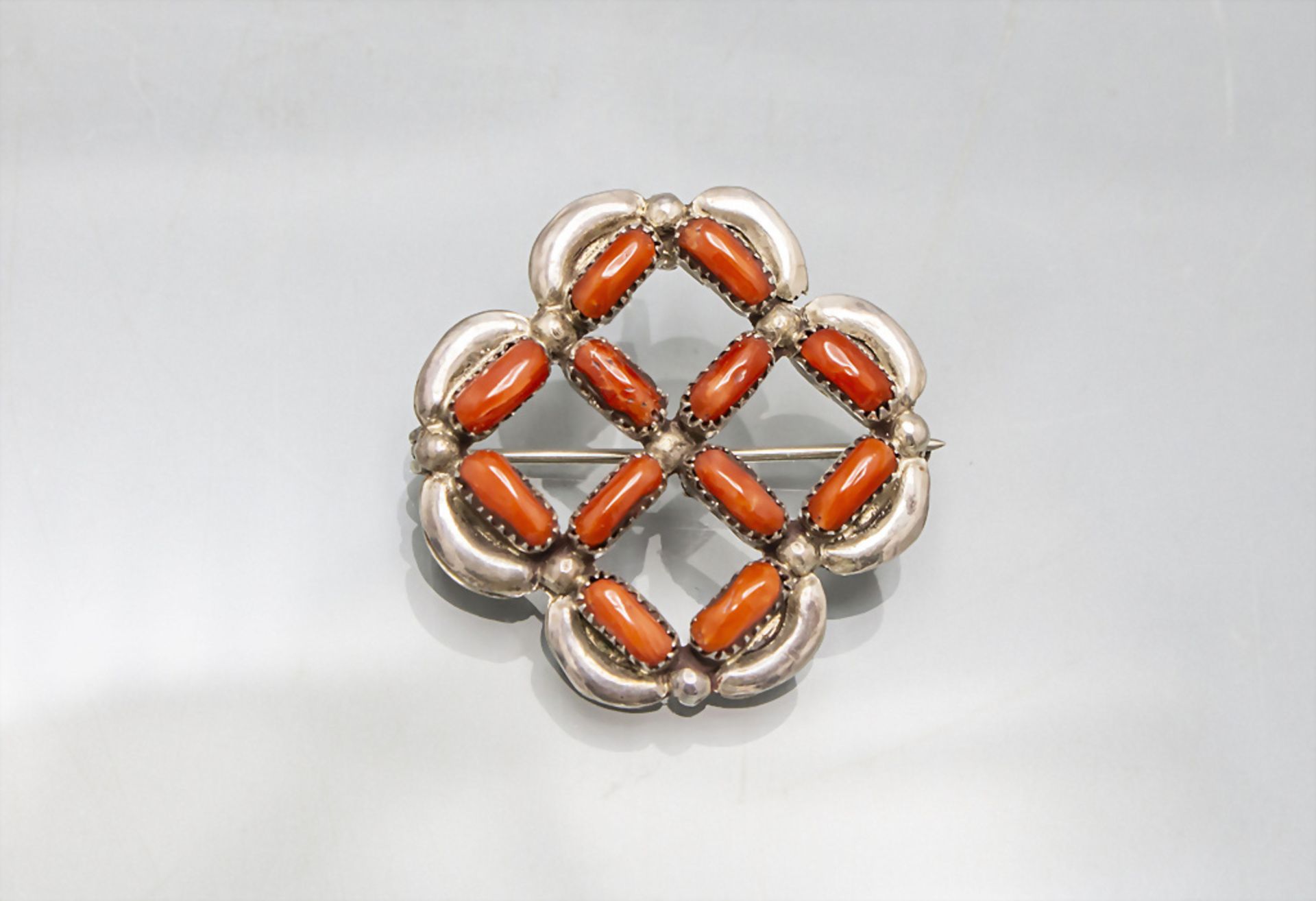 Silberbrosche/-anhänger mit Koralle / A silver brooch/pendant with corals, deutsch, Anfang 20. Jh.