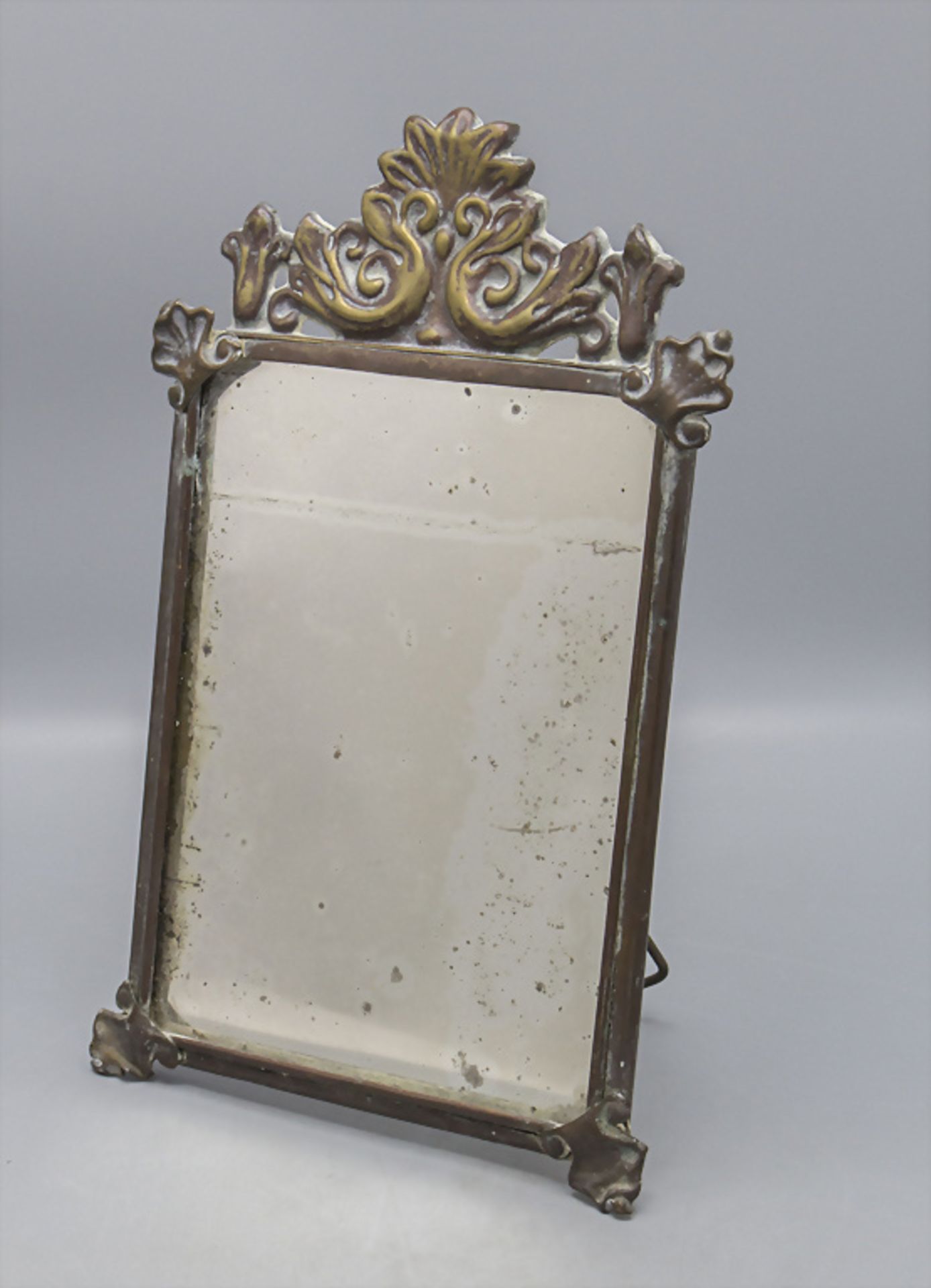 Tischspiegel mit Rocaillen / A brass table mirror, Frankreich, wohl Ende 18. Jh.