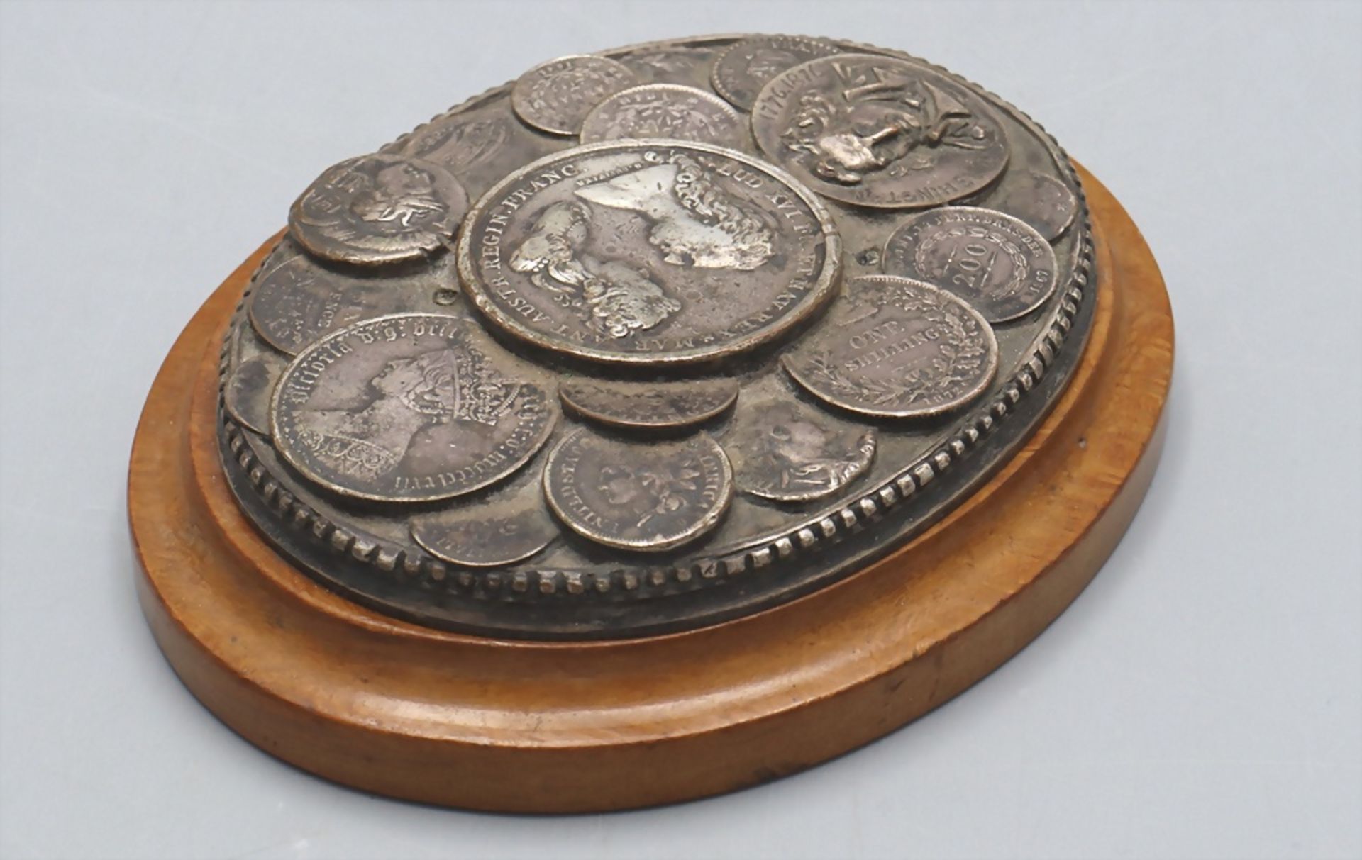 Briefbeschwerer aus Münzen / A paperweight with 18 old coins, Frankreich, nach 1876 - Bild 2 aus 3