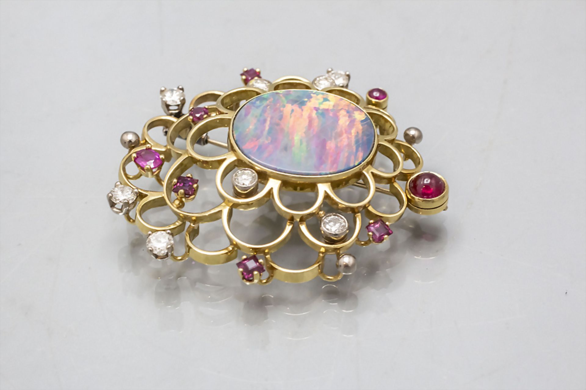 Grosse Brosche mit Opal, Diamanten und Rubinen / A large 18 ct gold brooch with opal, diamonds ...