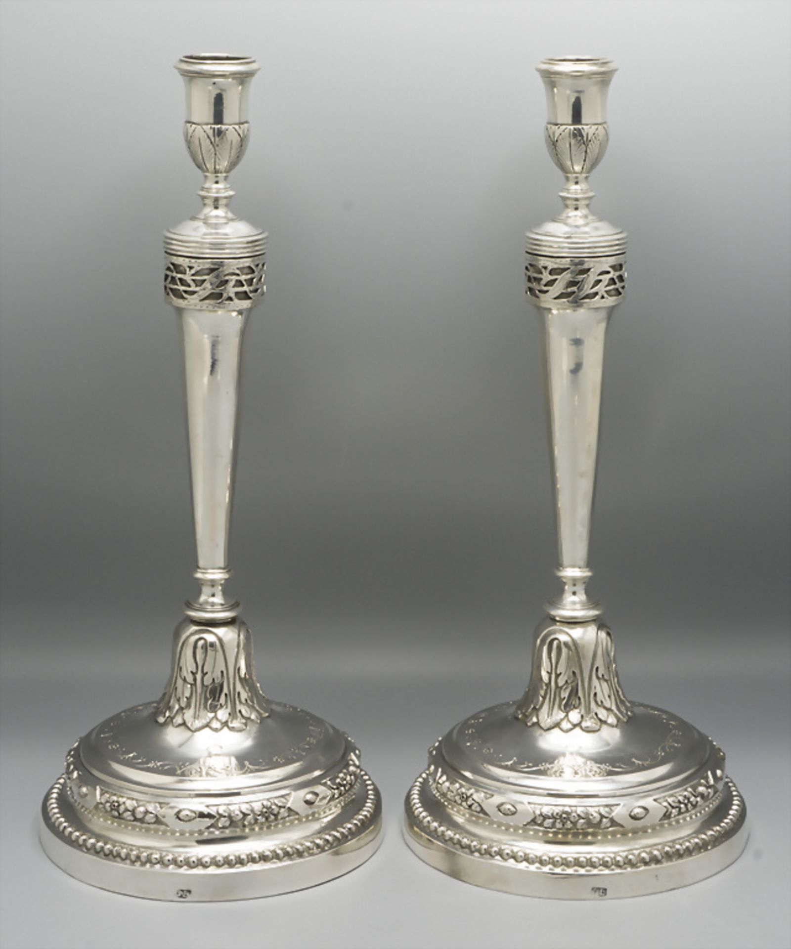 Paar Louis-Seize Kerzenleuchter / Paire de bougeoirs en argent massif, Norditalien, um 1780