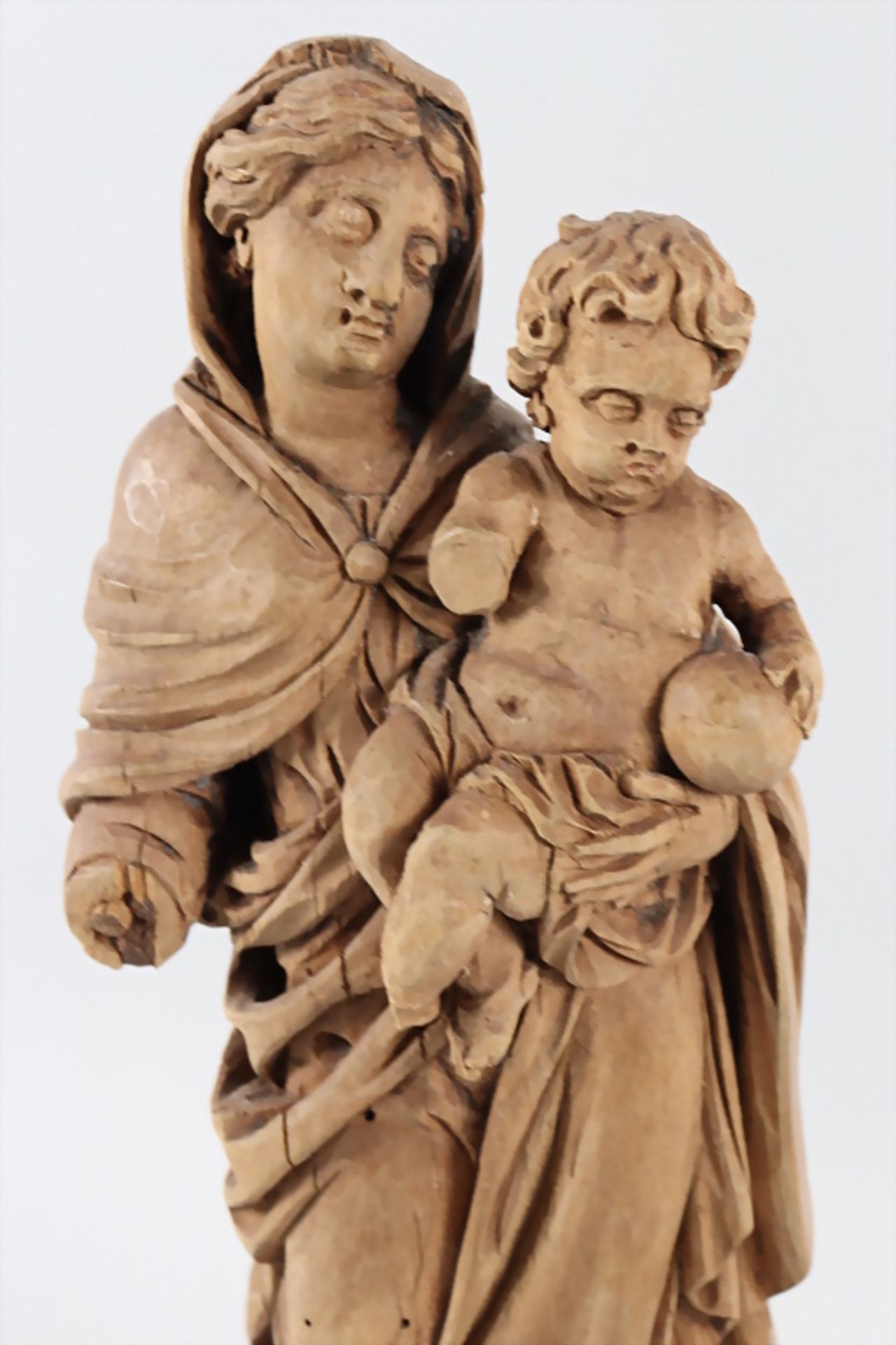 Holzskulptur einer Madonna mit Kind / A wooden sculpture of mother Mary with child, 18. Jh. - Bild 2 aus 7