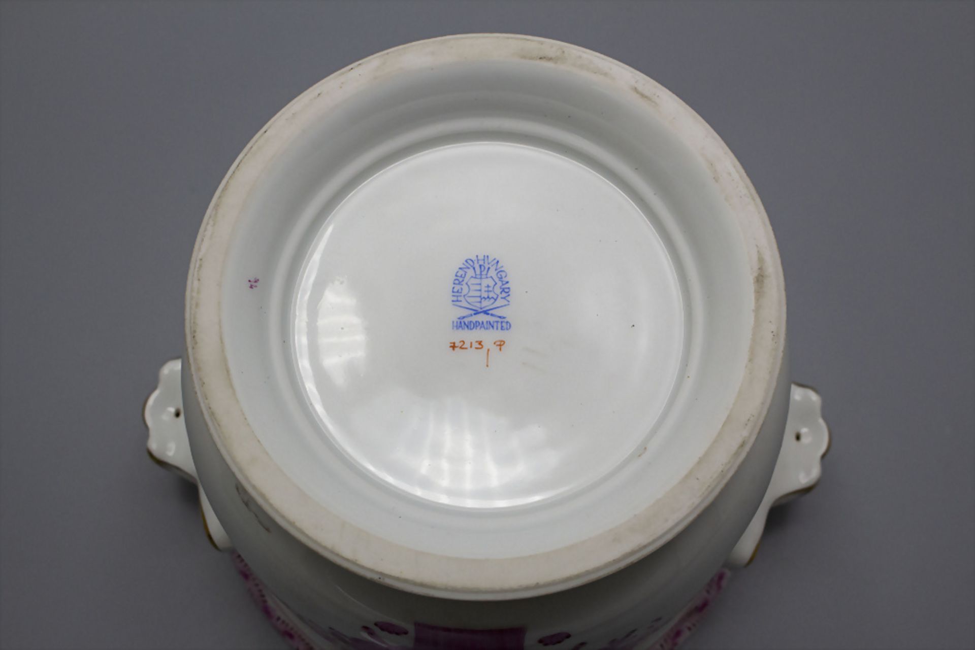 Cachepot mit Dekor 'Apponyi purpur' / A cachepot with handles, Herend, Ungarn, 2. Hälfte 20. Jh. - Bild 4 aus 4