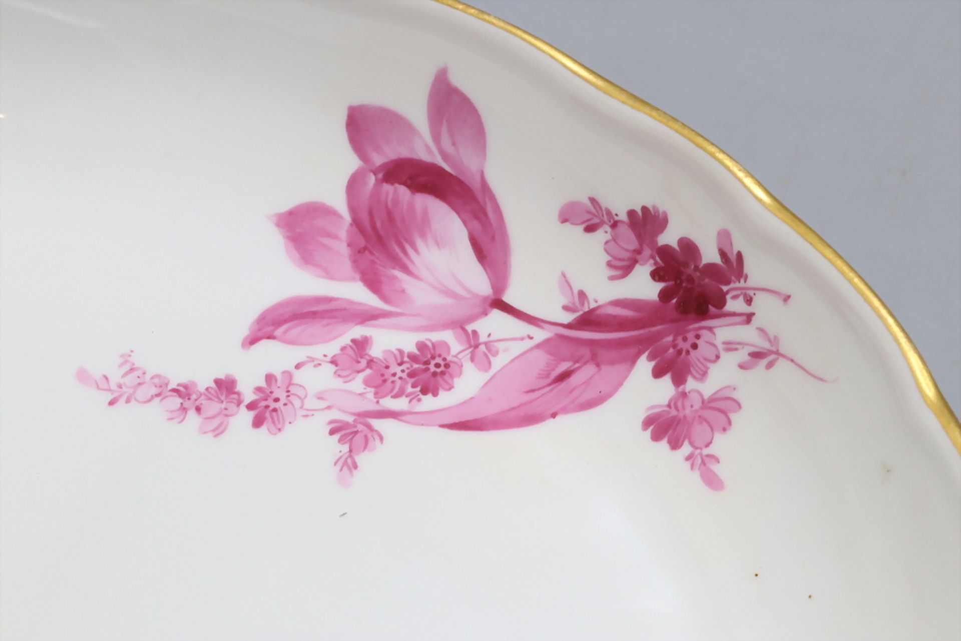 Ovale Schale mit Purpurmalerei / An oval bowl with purple flowers, Meissen, Mitte 19. Jh. - Bild 5 aus 9