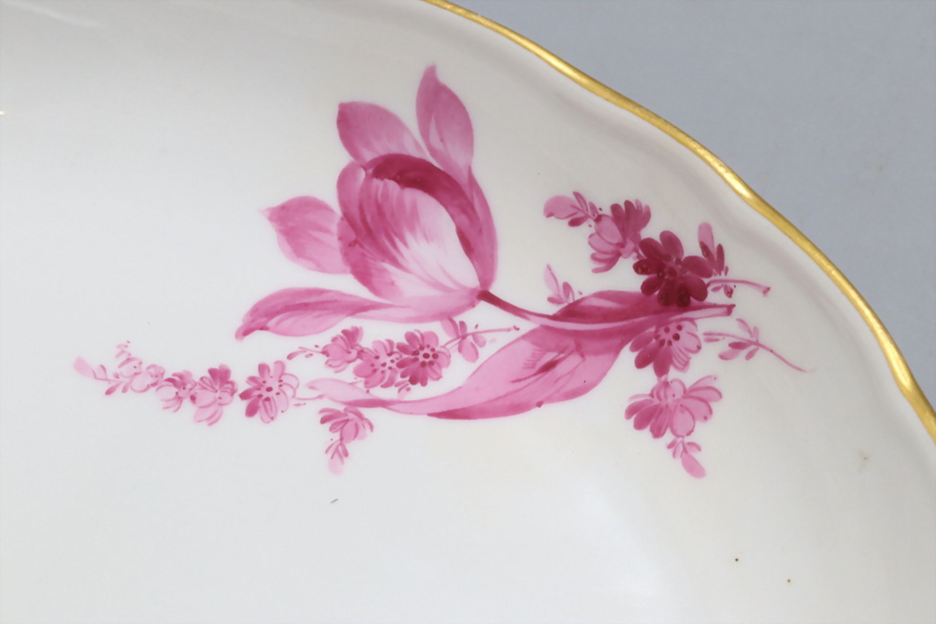 Ovale Schale mit Purpurmalerei / An oval bowl with purple flowers, Meissen, Mitte 19. Jh. - Image 5 of 9