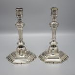 Paar Louis XVI Kerzenleuchter / Paire de flambeaux / A pair of silver candlesticks, Louis ...