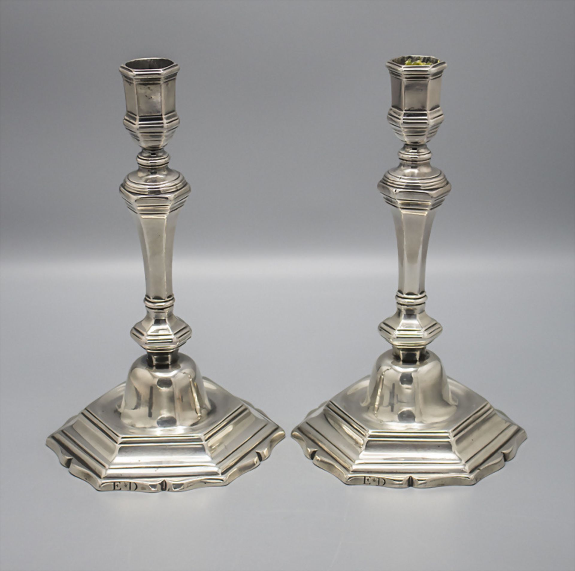 Paar Louis XVI Kerzenleuchter / Paire de flambeaux / A pair of silver candlesticks, Louis ...