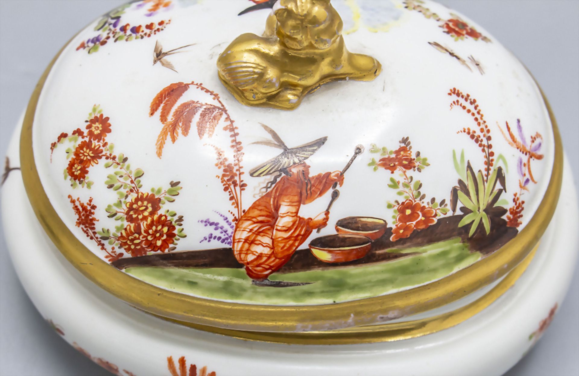 Sehr seltene Zuckerdose mit Hoeroldt-Chinoiserien und Foo-Hund Knauf / A very rare oval lidded ... - Image 12 of 13