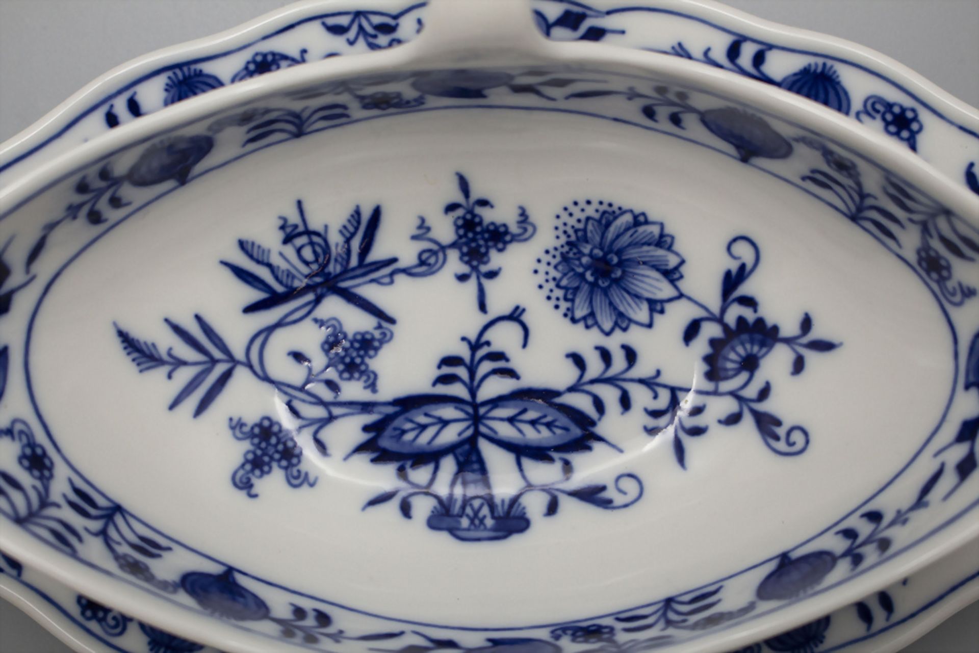 Runde Gemüseschale 'Zwiebelmuster' / A vegetable bowl with onion pattern, Meissen, 20. Jh. - Bild 3 aus 4