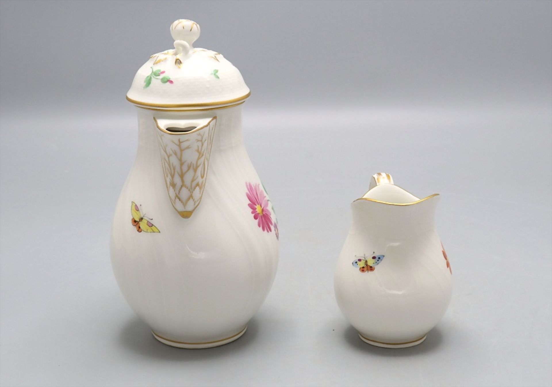 Kleine Kanne mit Milchkanne / A small pot with milk jug with flowers and butterflies, KPM ... - Image 2 of 5