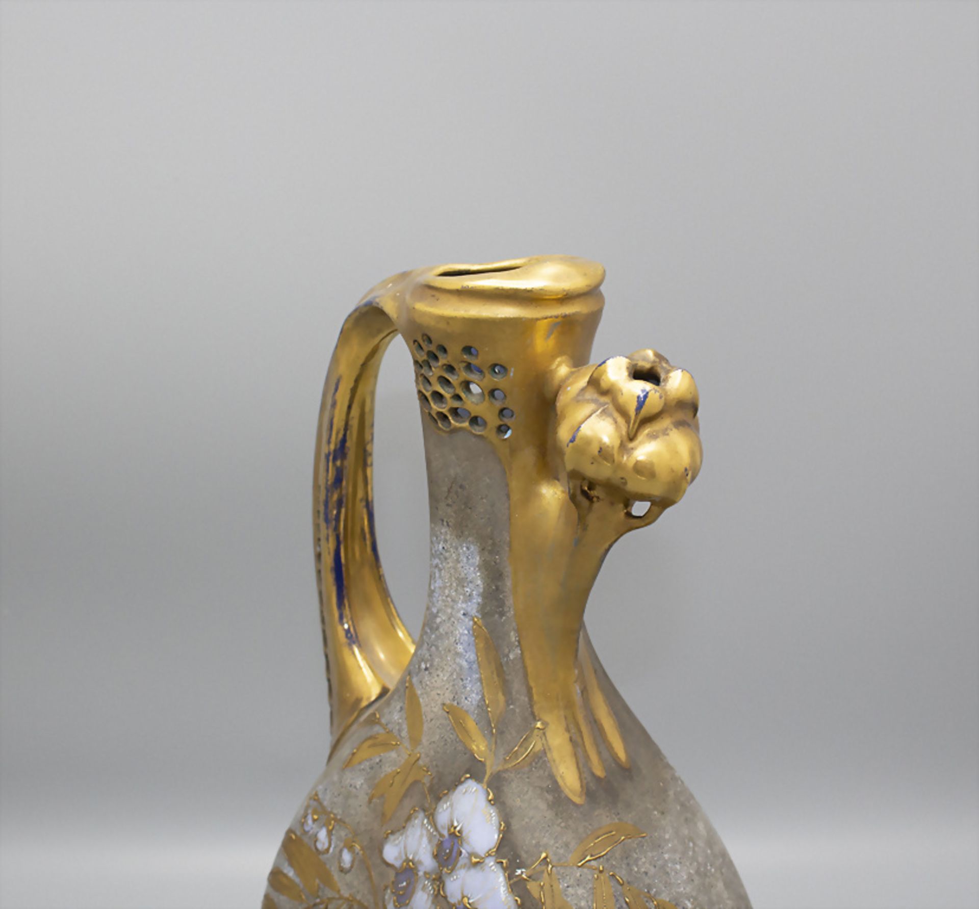 Jugendstil Henkelvase bzw. Kanne mit Blauregen / An Art Nouveau decorative vase or jug with ... - Bild 5 aus 6