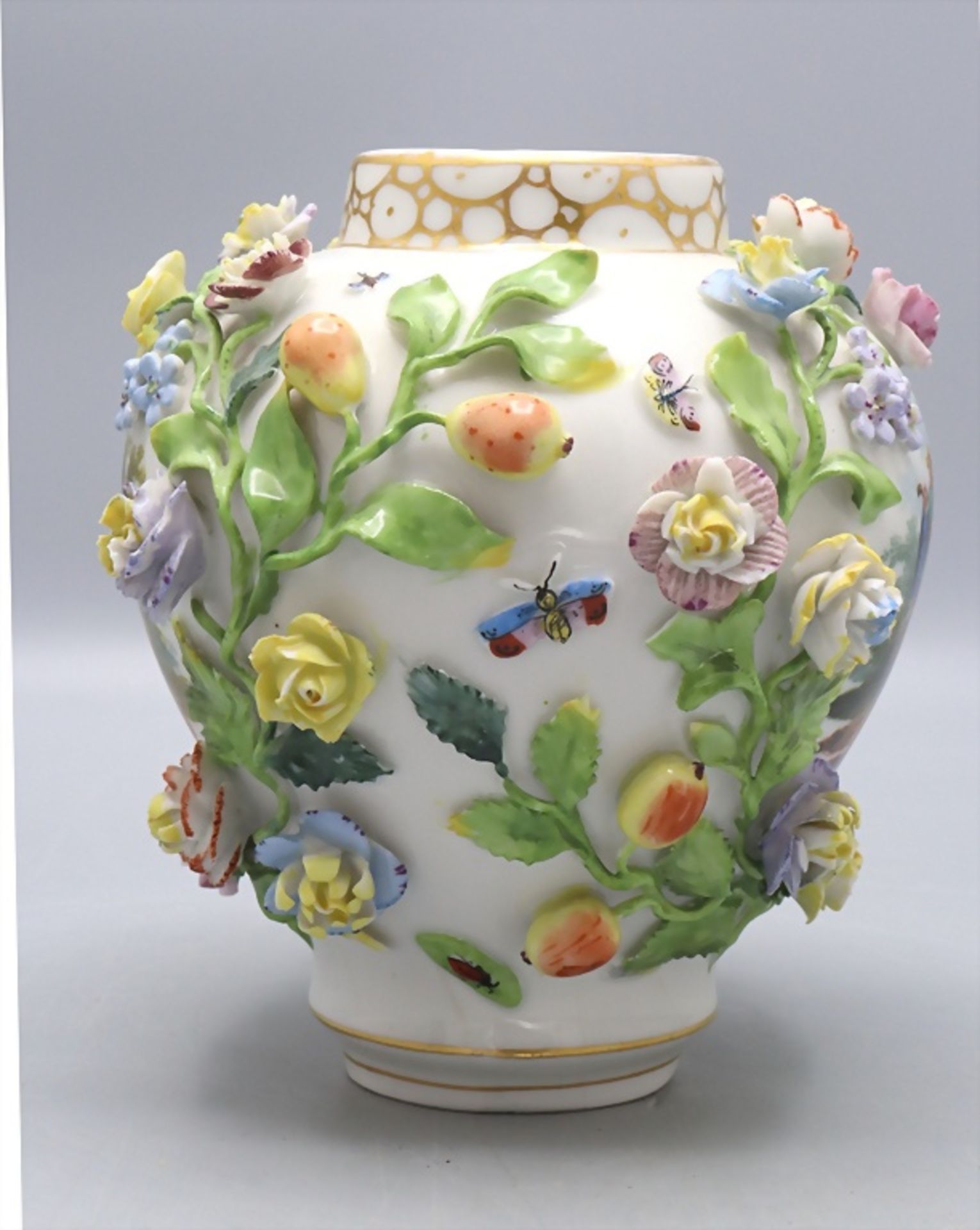 Vase mit plastischen Blüten und Watteau-Szenen / A vase with encrusted flowers and Watteau ... - Image 3 of 7