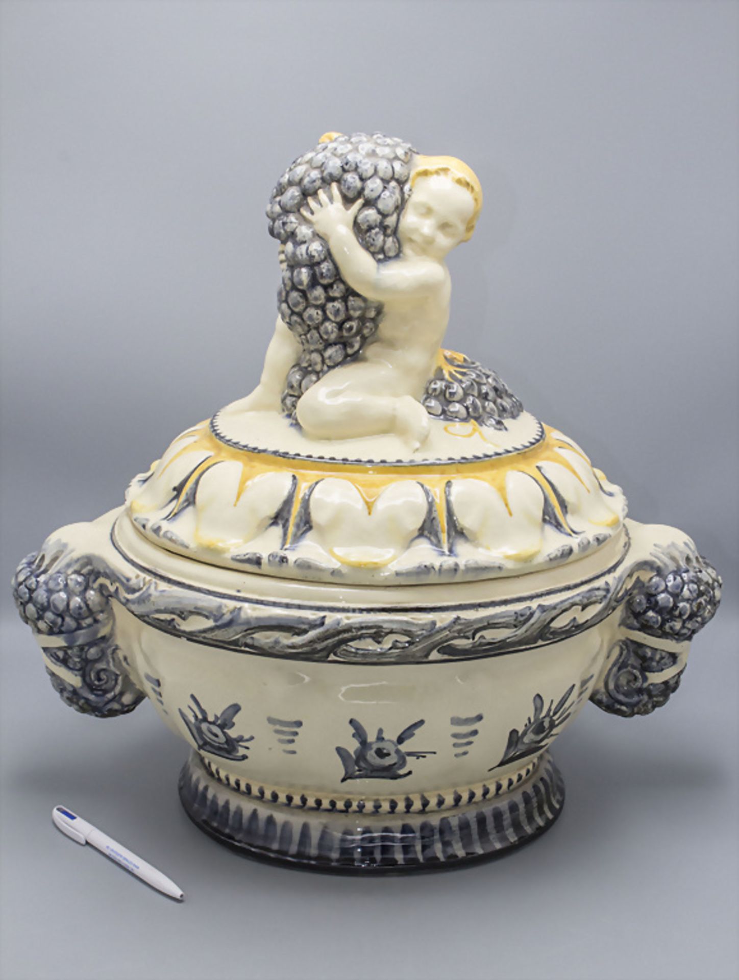 Wiener Deckelterrine / A lidded tureen in the style of Michael Powolny, Wien, um 1910