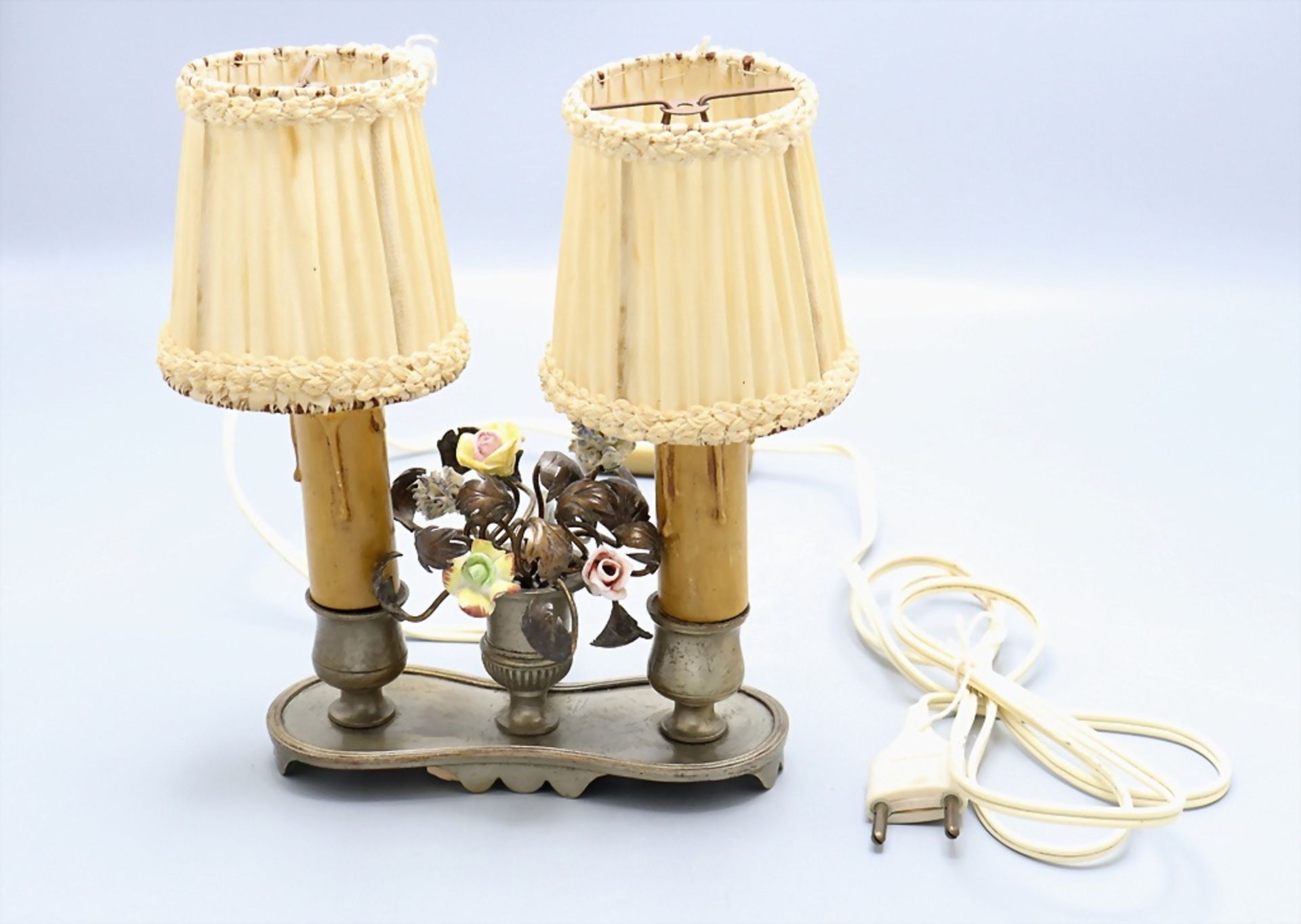 Kleine Tischlampe in Form eines Handleuchters mit Porzellanblüten / A small table lamp with ... - Bild 2 aus 7
