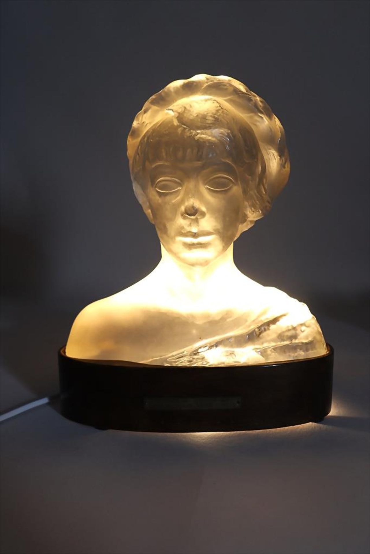 Art Déco Frauenbüste / An Art Deco bust of a woman, Géza Szentesy Hiesz (1896 Budapest-1978 ... - Image 3 of 11