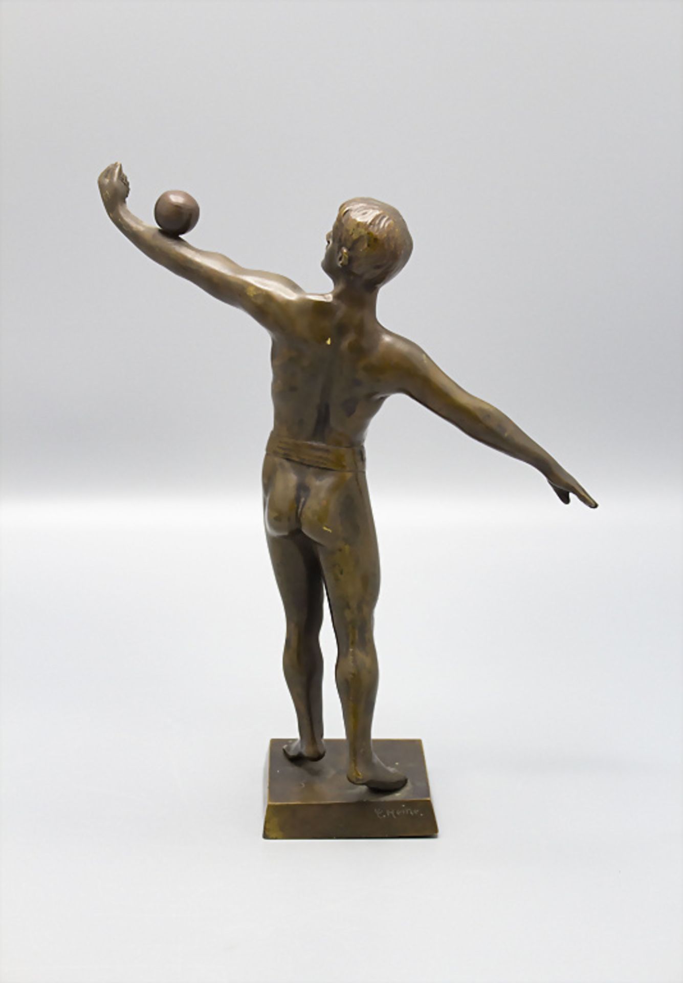 Athlet mit Ball / A bronze sculpture of an athlete with a ball, C. Heine, um 1910 - Bild 3 aus 7