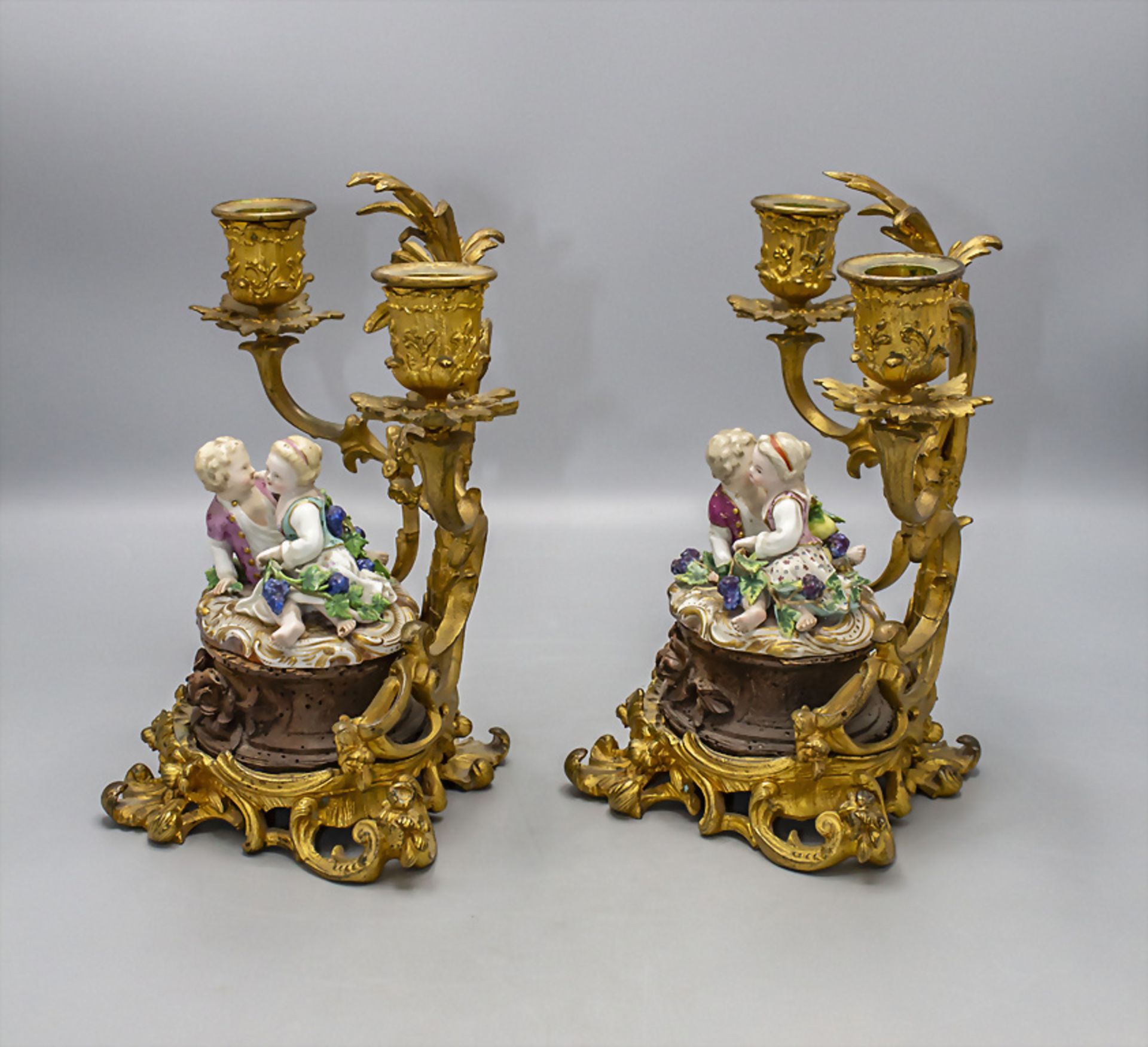 Paar Figuren 'Winzerkinder mit Trauben' auf franz. Bronzeleuchtern / Two figural groups of a ... - Bild 4 aus 6