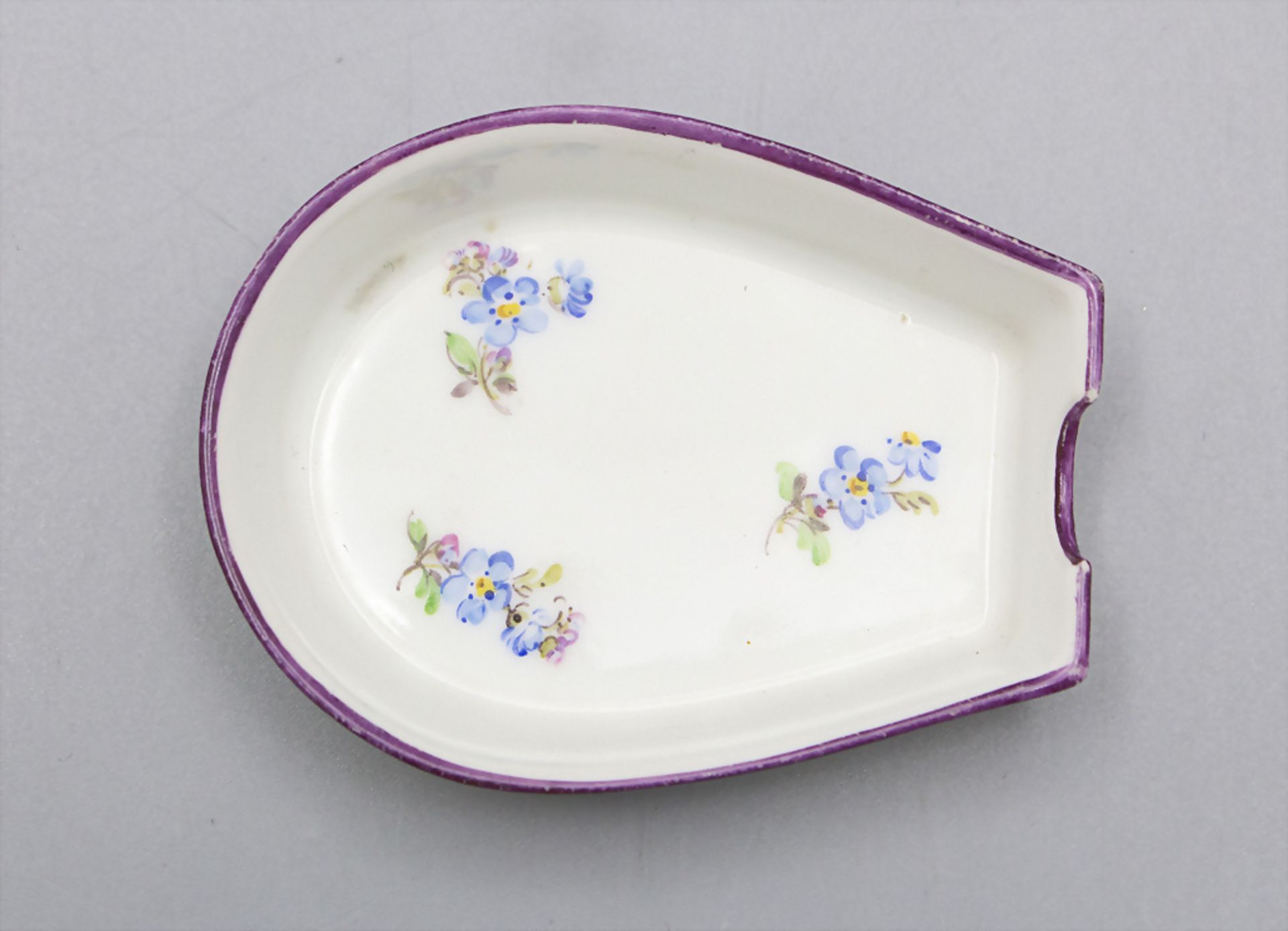 Ascher oder Löffelablage mit Vergissmeinnicht / An ashtray or spoon rest with forget-me-not, ...