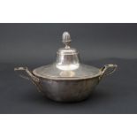 Legumier / Wöchnerinnenschüssel / Ecuelle / A silver tureen, Frankreich, 19. Jh.