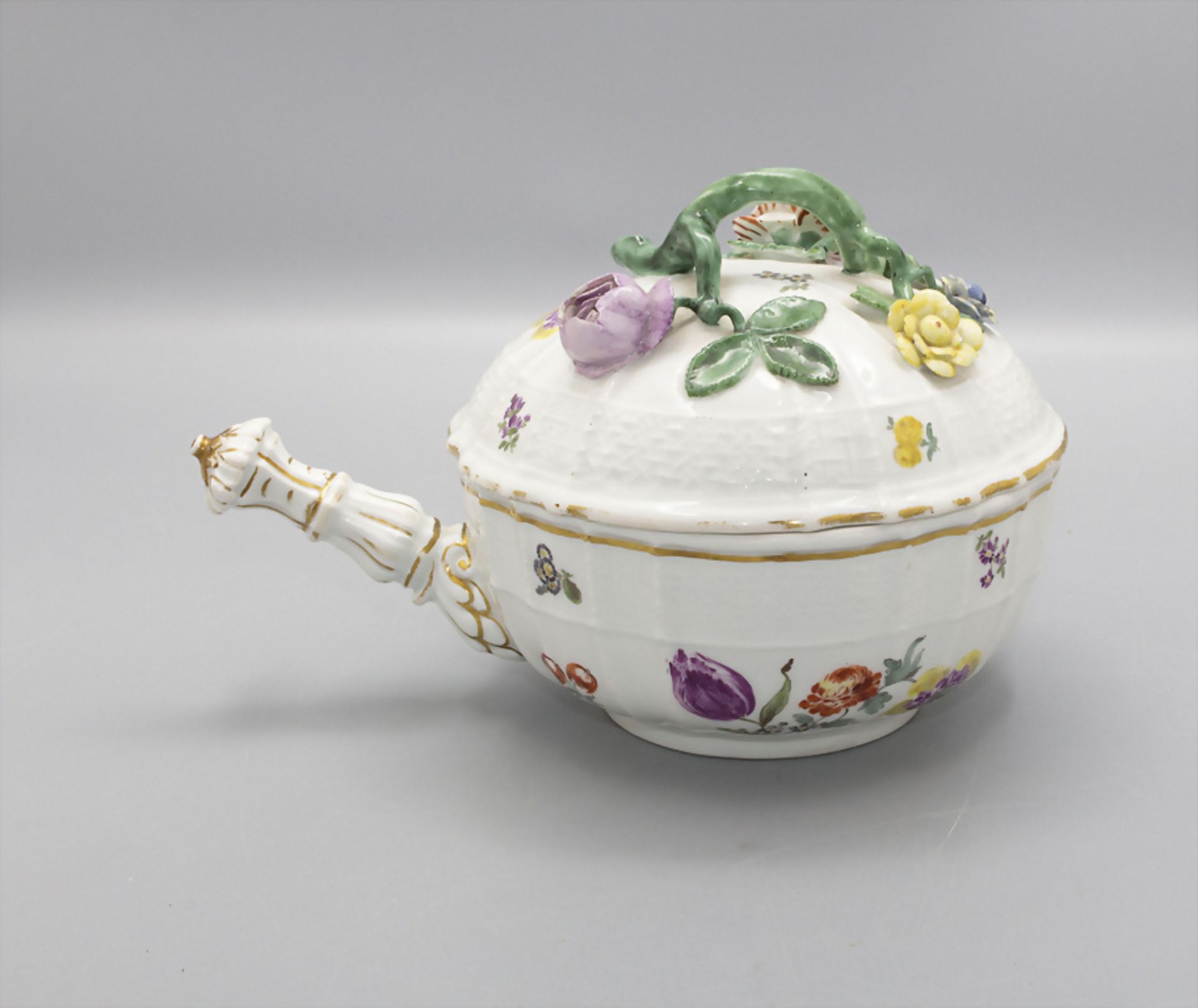 Kasserolle mit aufgelegten Blüten / A casserole with encrusted flowers, Meissen, um 1740 - Image 3 of 5