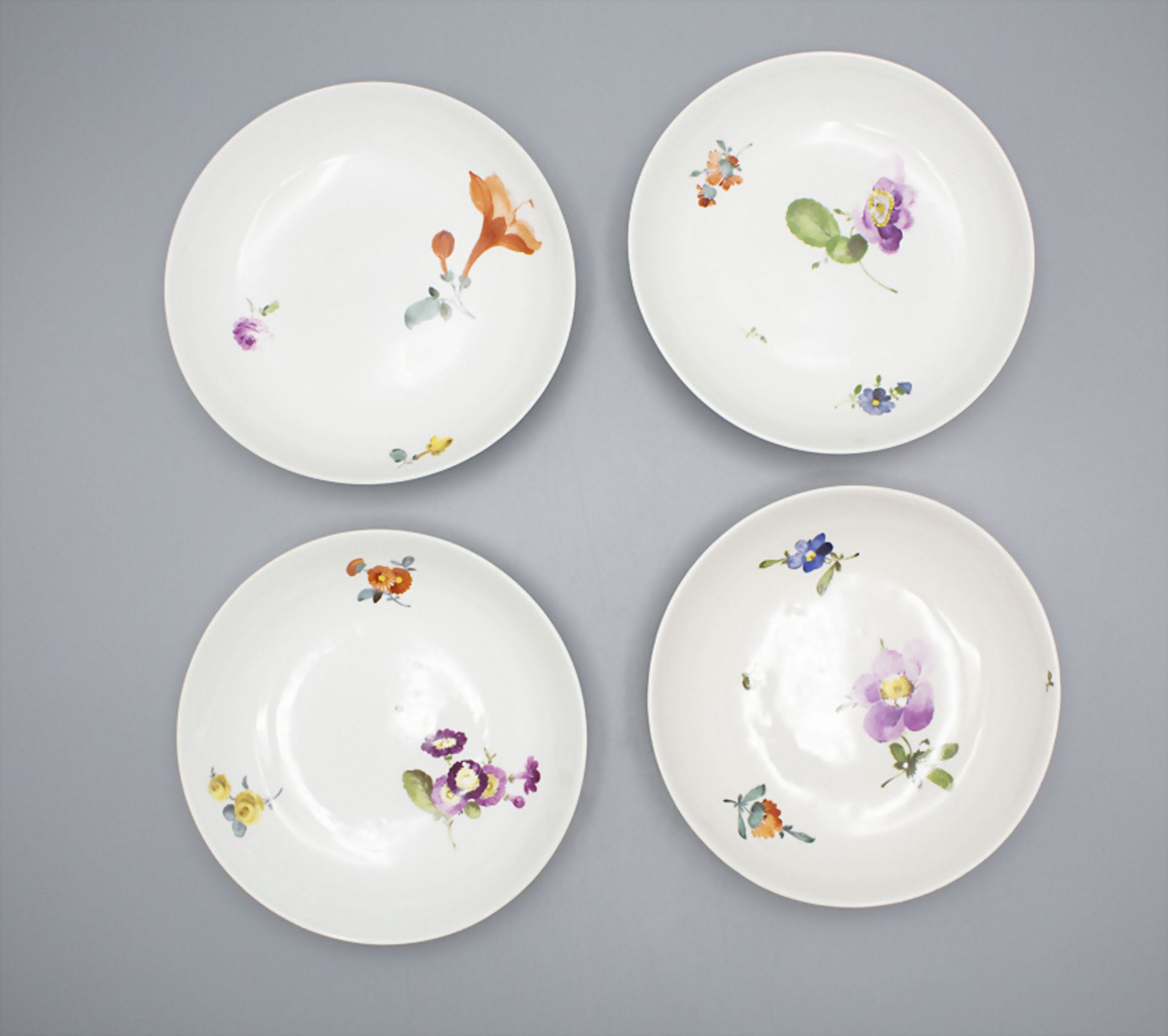4 Unterschalen mit Blumenmalerei / 4 small dishes with different flowers, Meissen, Punktzeit, ...