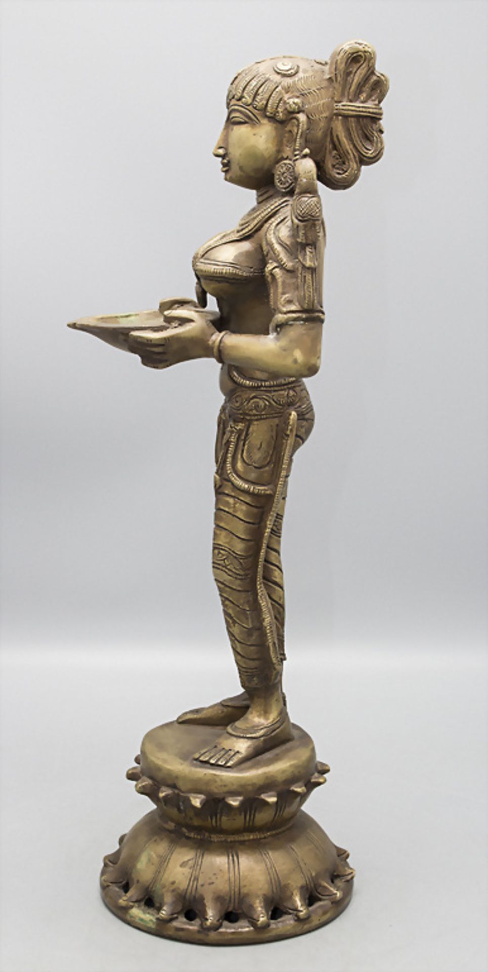 Bronzeskulptur der Göttin Deepa Lakshmi / A bronze sculpture of the goddess Deepa Lakshmi - Image 4 of 5