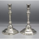 Paar Louis XV Kerzenleuchter / Paire de bougoirs Louis XV en argent massif / A pair of silver ...